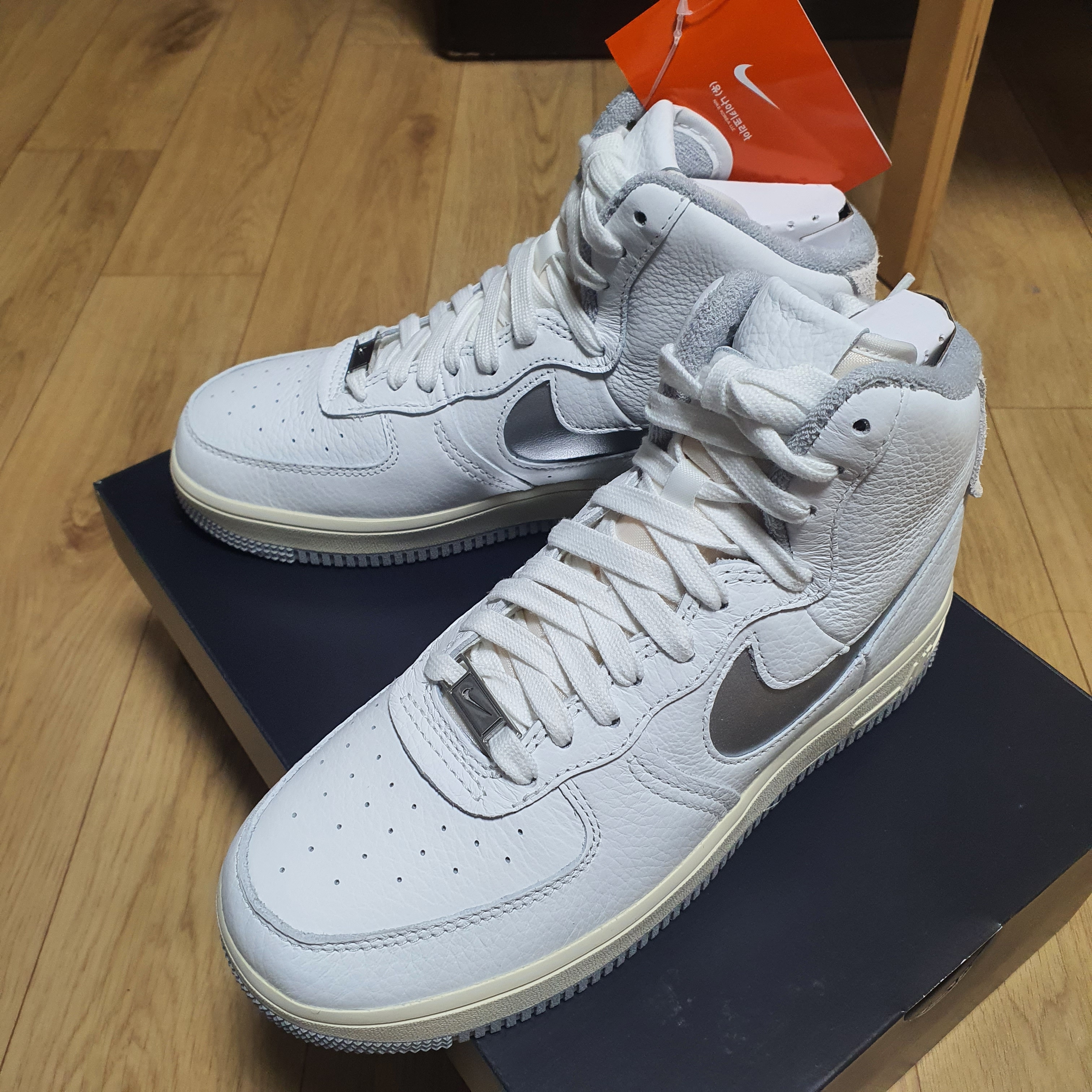 (W) Nike Air Force 1 High Sculpt Silver 착용 스타일 - 1