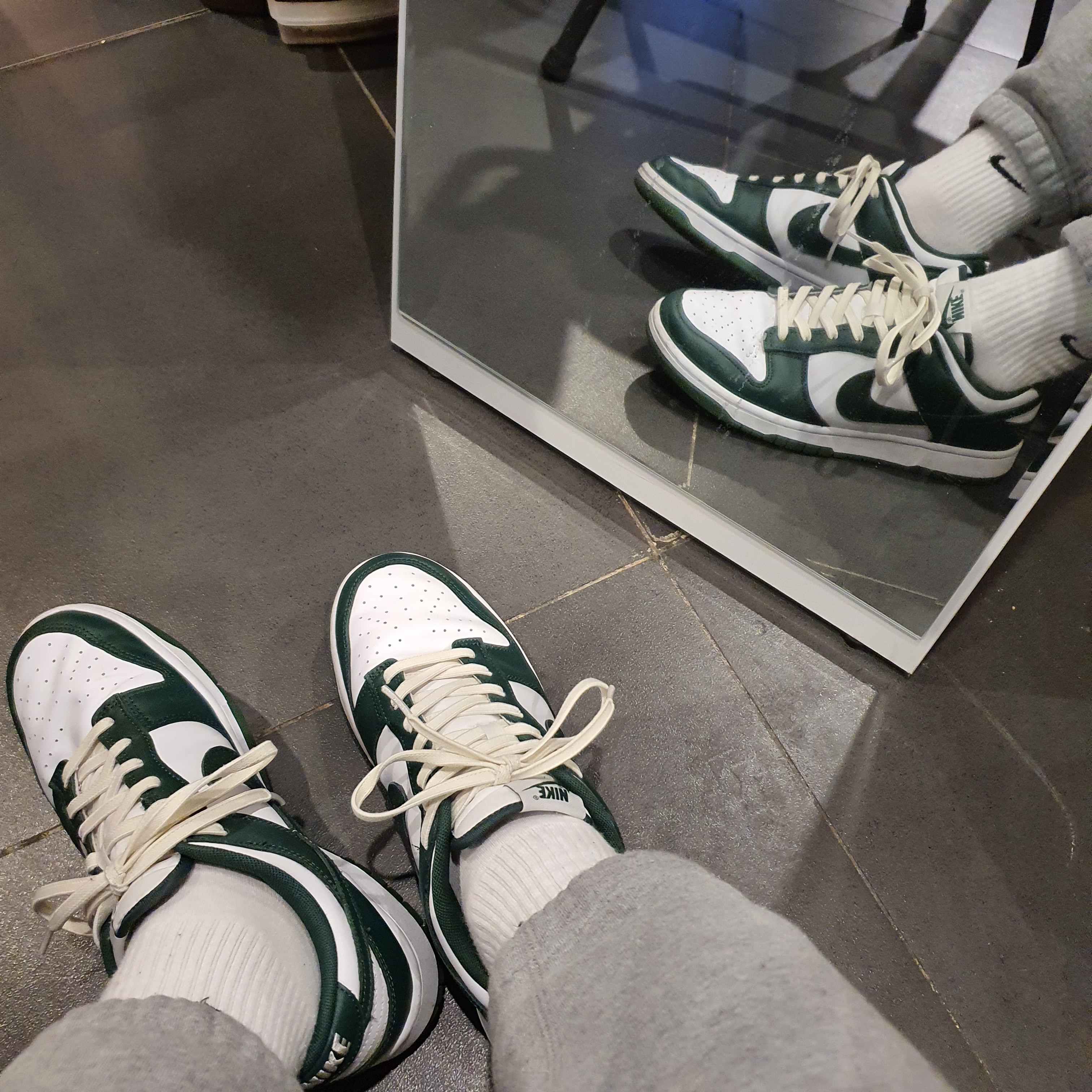 Nike Dunk Low Retro Varsity Green, Nike NRG Solo Swoosh Fleece Pants Dark Grey Heather - US/EU 착용 스타일