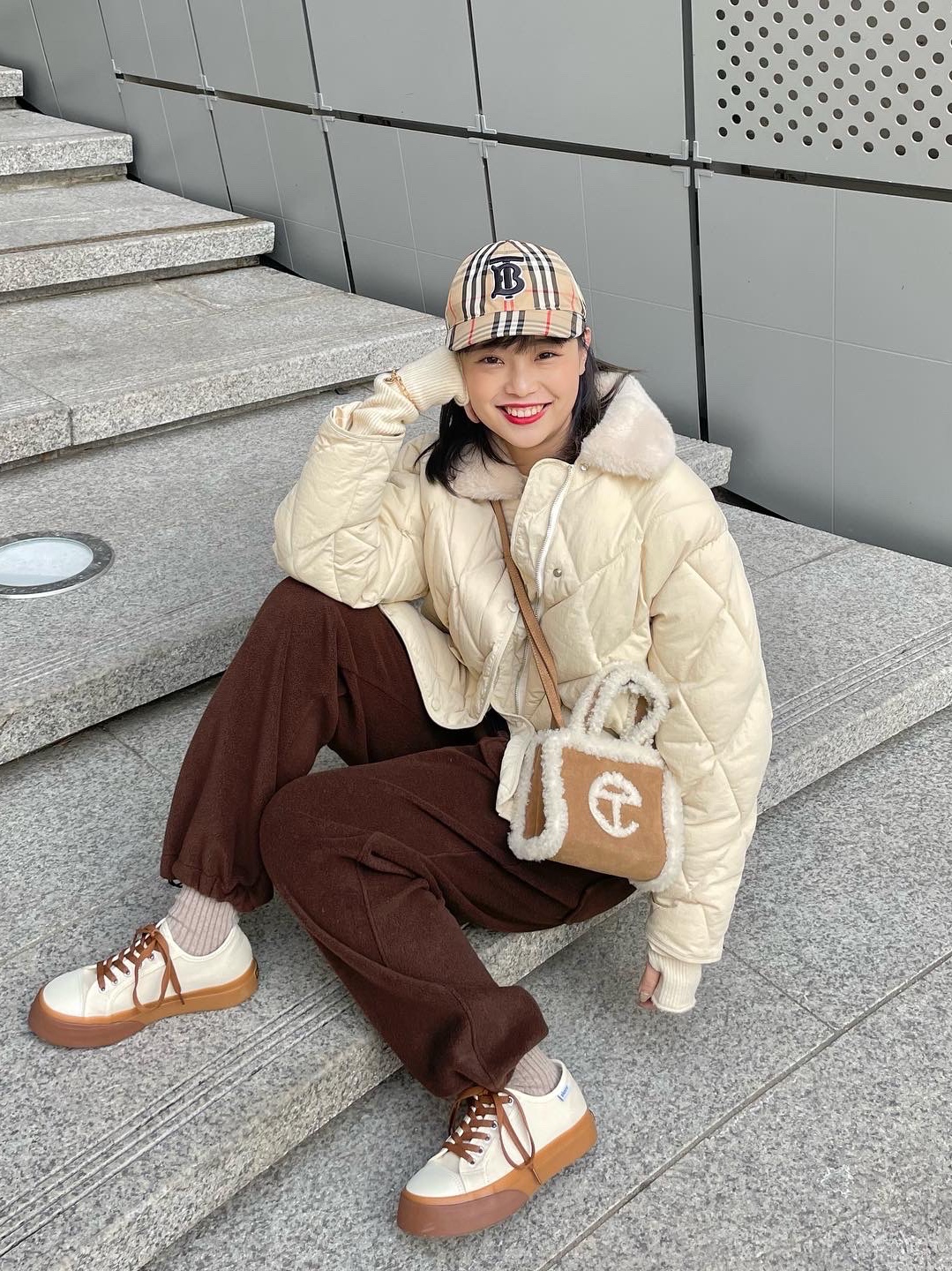 Burberry Monogram Motif Icon Stripe Cotton Baseball Cap Archive Beige, Telfar x UGG Small Shopping Bag Chestnut 착용 스타일 - 2