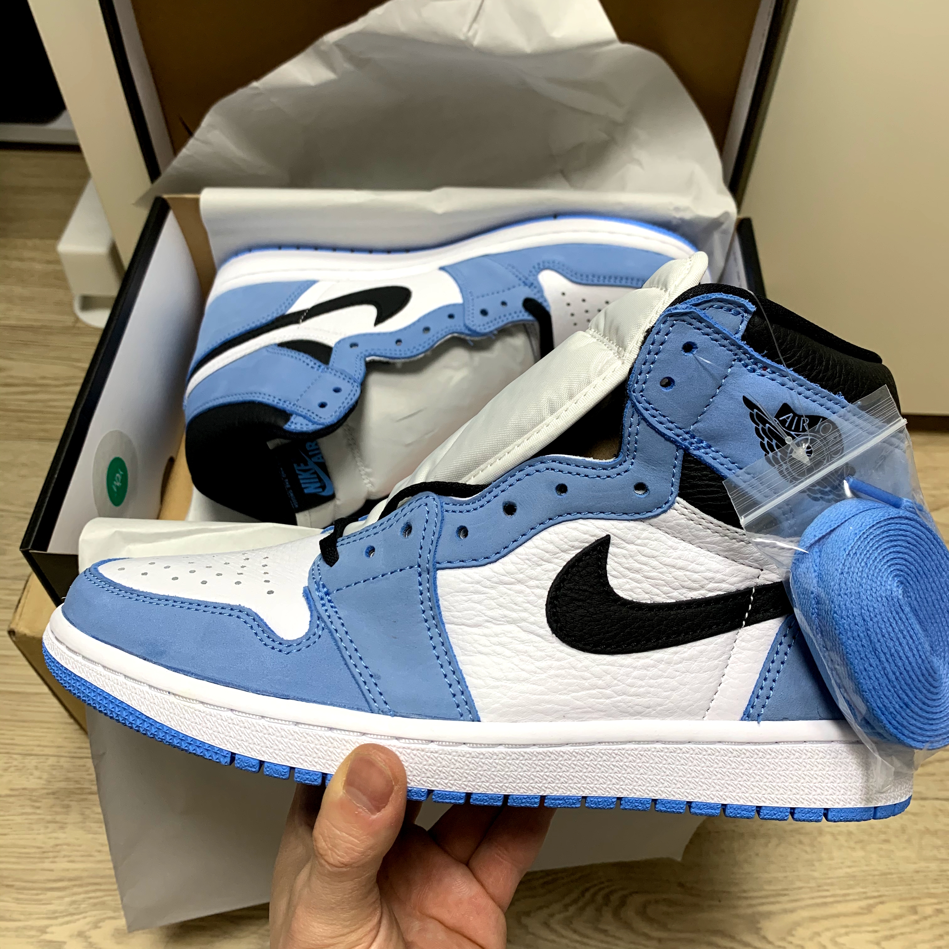 Jordan 1 Retro High OG University Blue 착용 스타일 - 1
