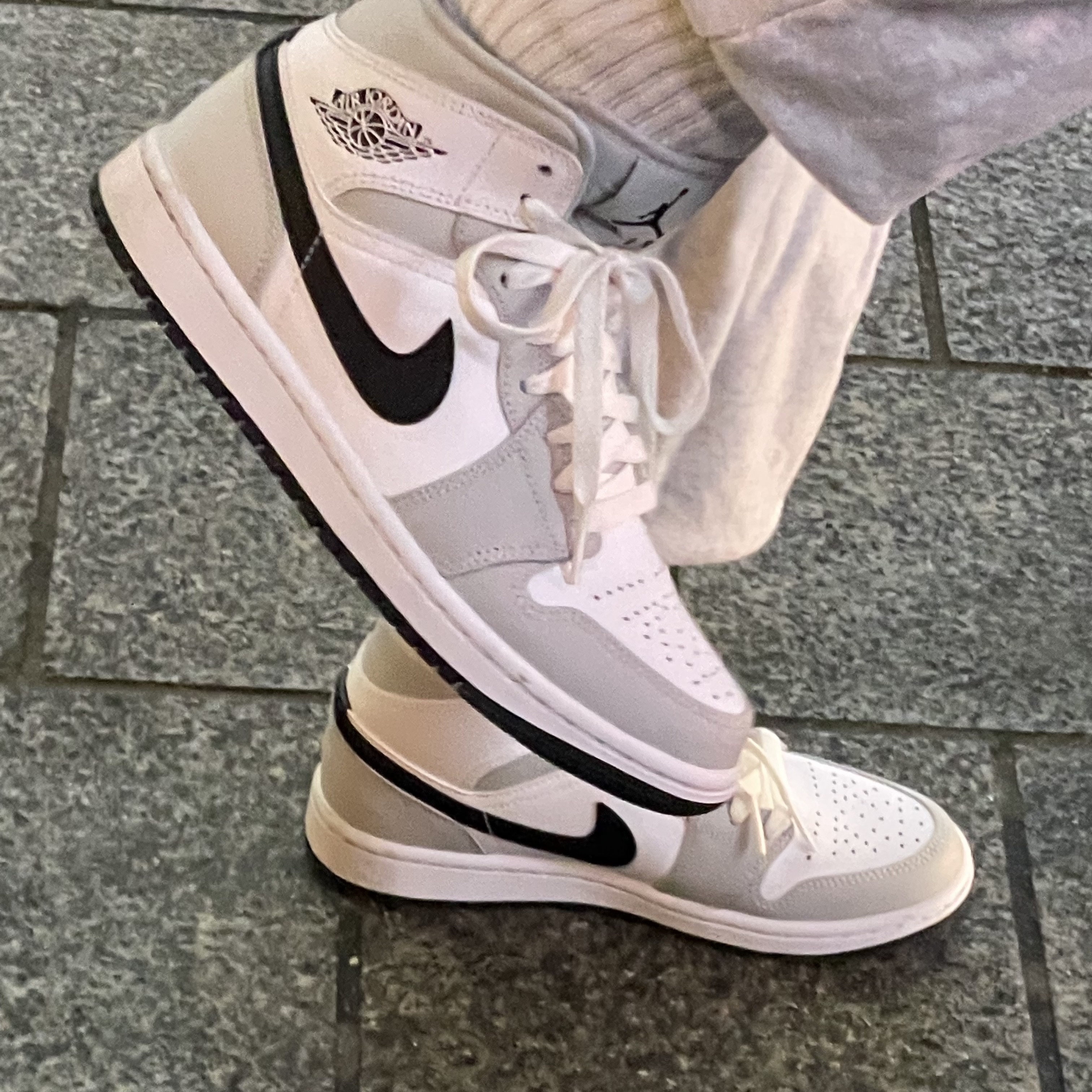 (W) Jordan 1 Mid Grey Fog 착용 스타일 - 2