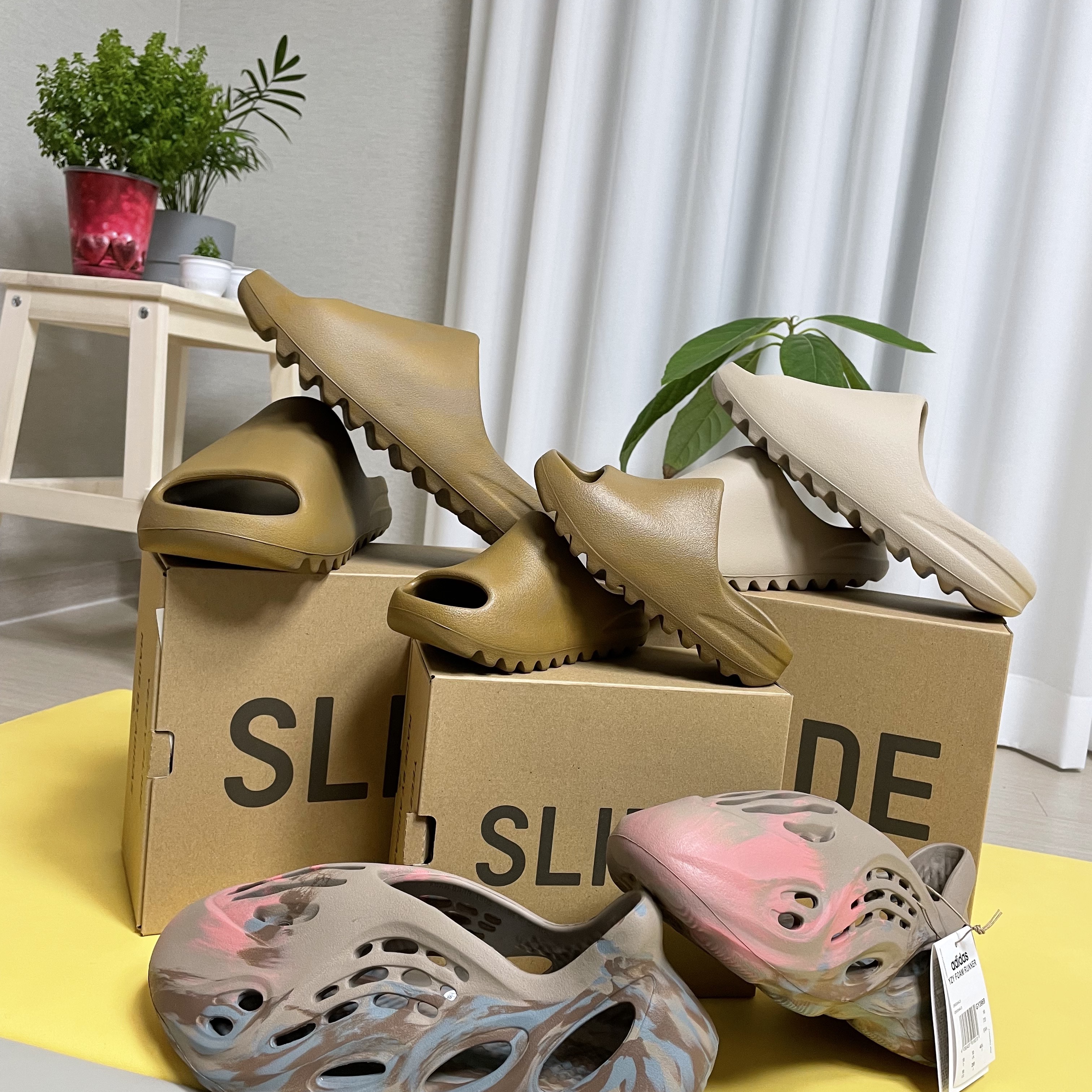 Adidas Yeezy Foam RNNR MX Sand Grey, Adidas Yeezy Slide Ochre 착용 스타일