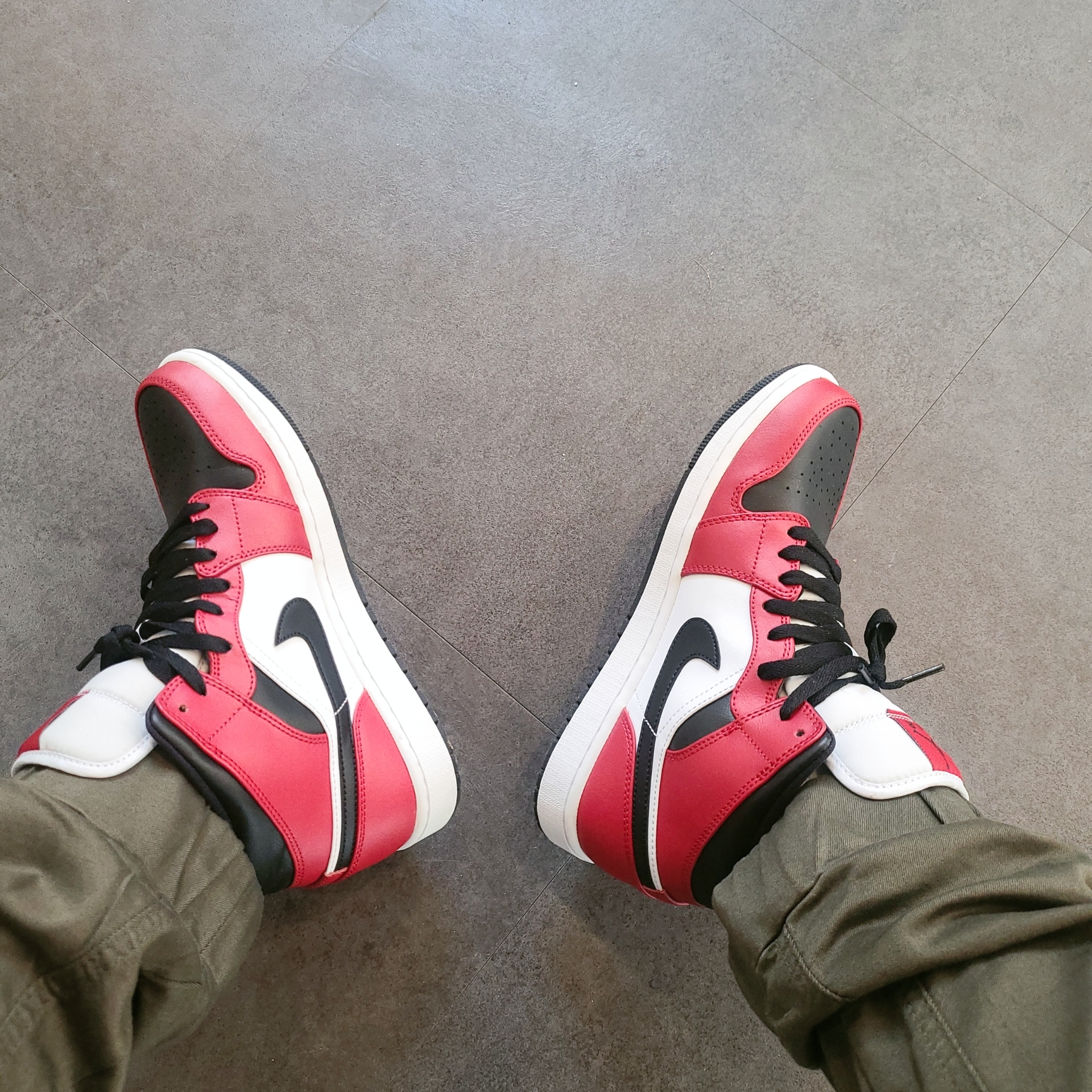 Jordan 1 Mid Chicago Black Toe 착용 스타일 - 1