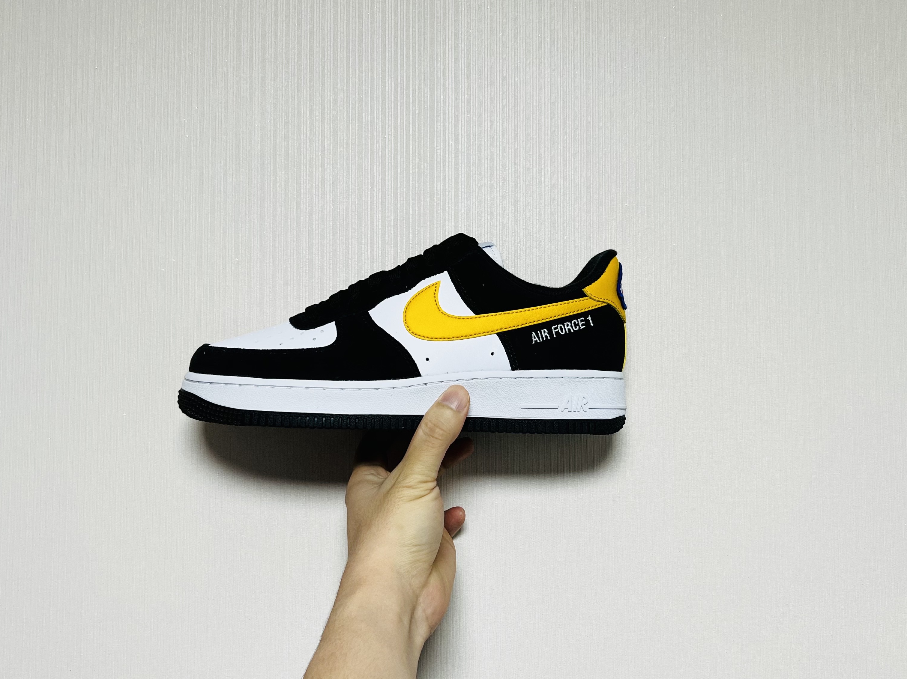 Nike Air Force 1 '07 LV8 Athletic Club Black Dark Sulfur 착용 스타일