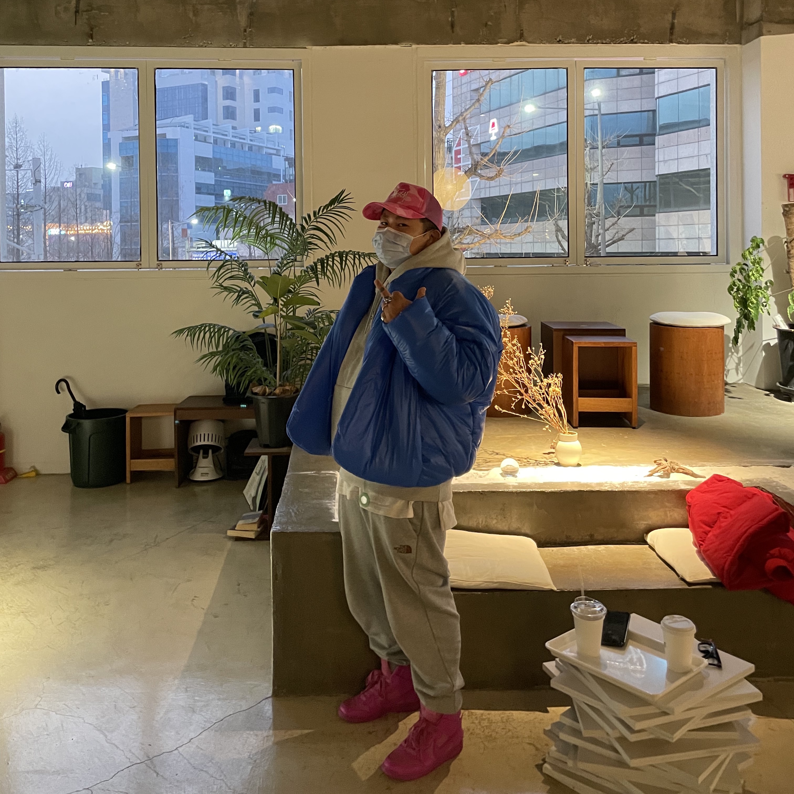 Stussy x BAPE Trucker Cap Pink, Yeezy Gap Round Jacket Blue 착용 스타일
