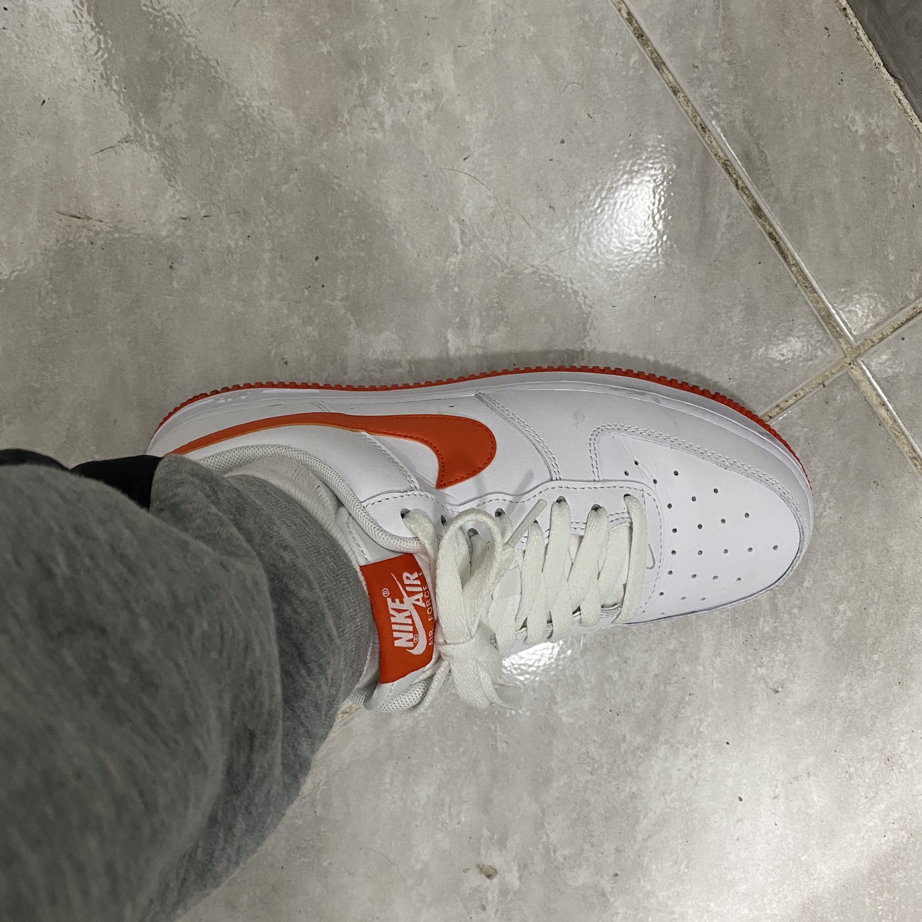 Nike Air Force 1 '07 Low White Team Orange 착용 스타일 - 2