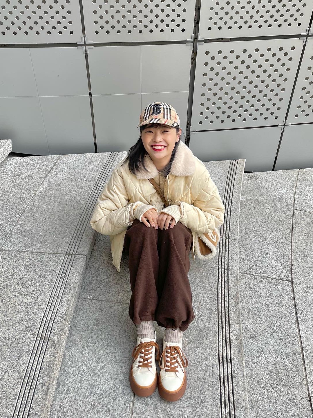 Burberry Monogram Motif Icon Stripe Cotton Baseball Cap Archive Beige, Telfar x UGG Small Shopping Bag Chestnut 착용 스타일 - 3