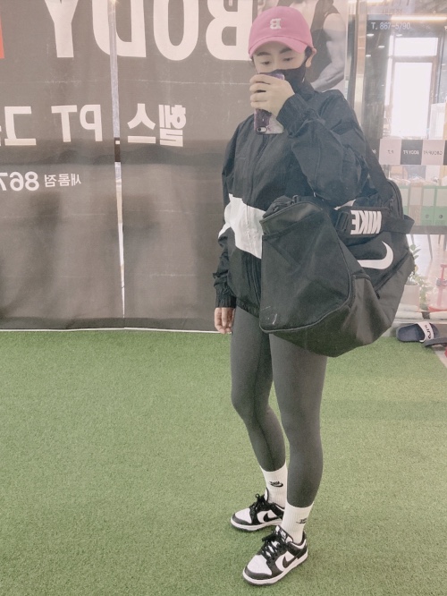 (W) Nike Dunk Low Black, Nike Big Swoosh Full Zip Jacket Black Sail 착용 스타일
