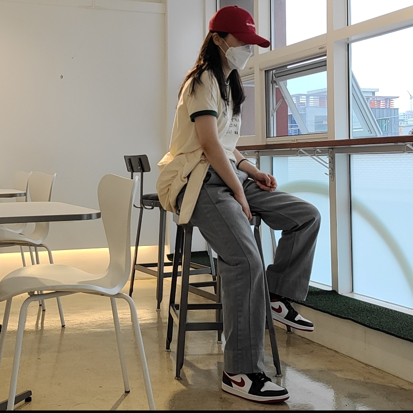 Jordan 1 Mid Gym Red Black White 착용 스타일 - 1