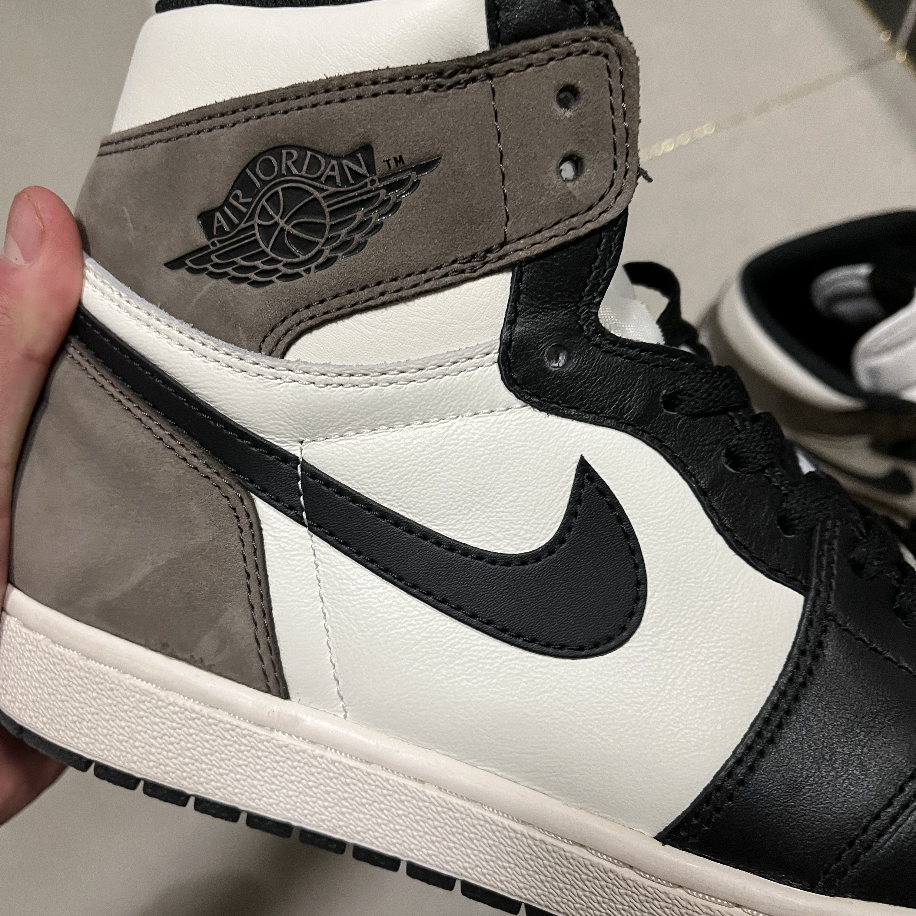 Jordan 1 Retro High OG Patent Bred, Jordan 1 Retro High OG Black Mocha 착용 스타일 - 2