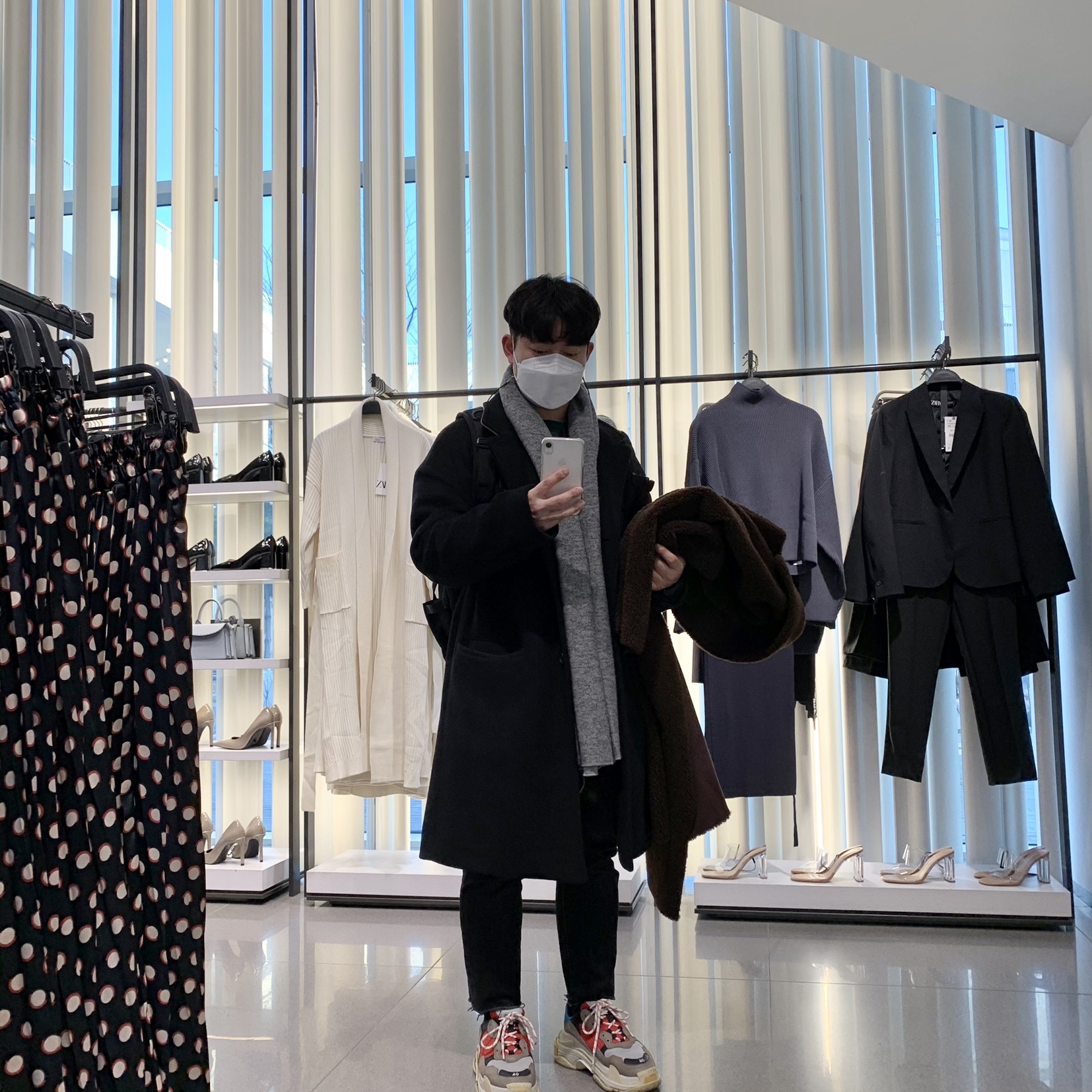 Balenciaga Triple S Grey Red Blue 2018 Reissue 착용 스타일