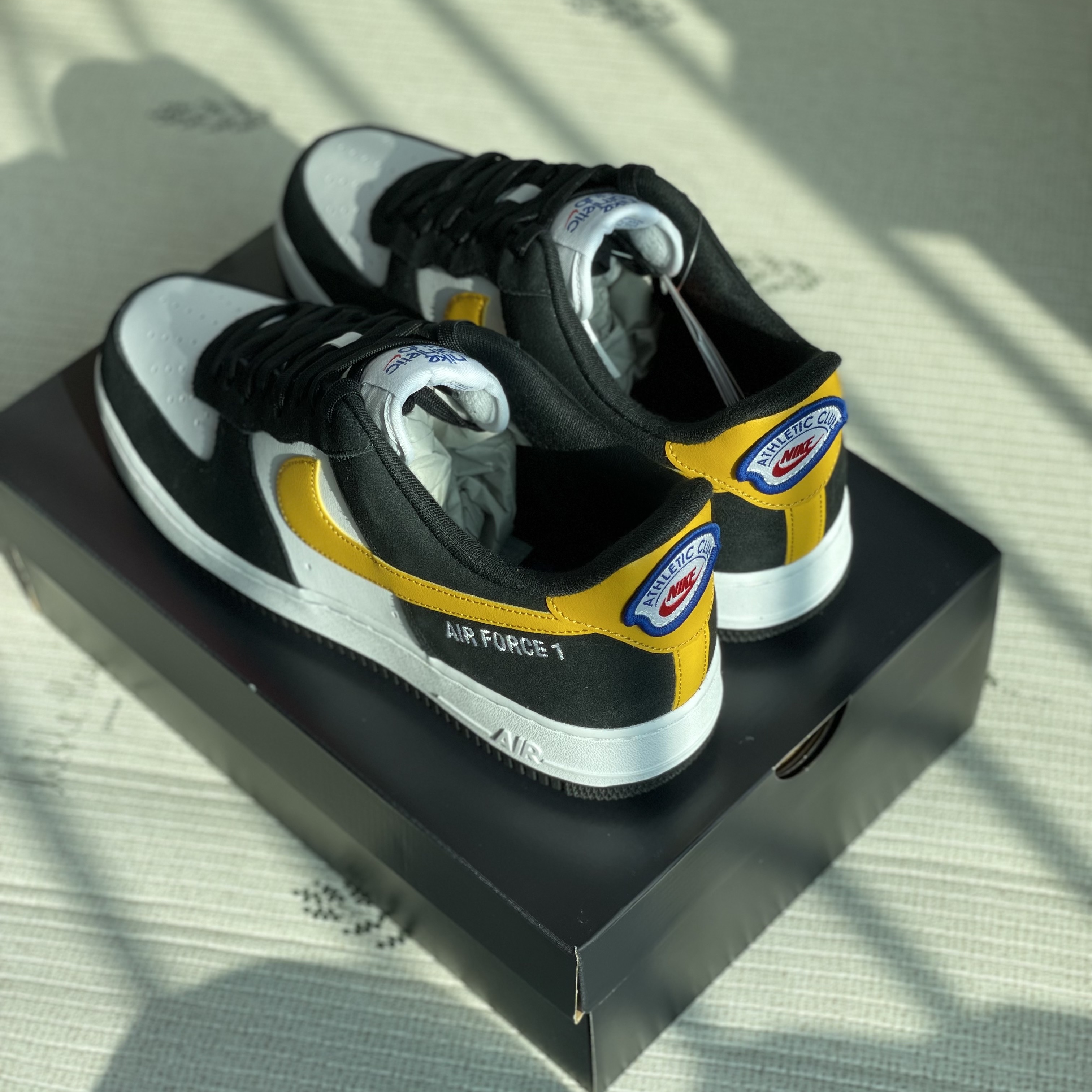 Nike Air Force 1 '07 LV8 Athletic Club Black Dark Sulfur 착용 스타일 - 2