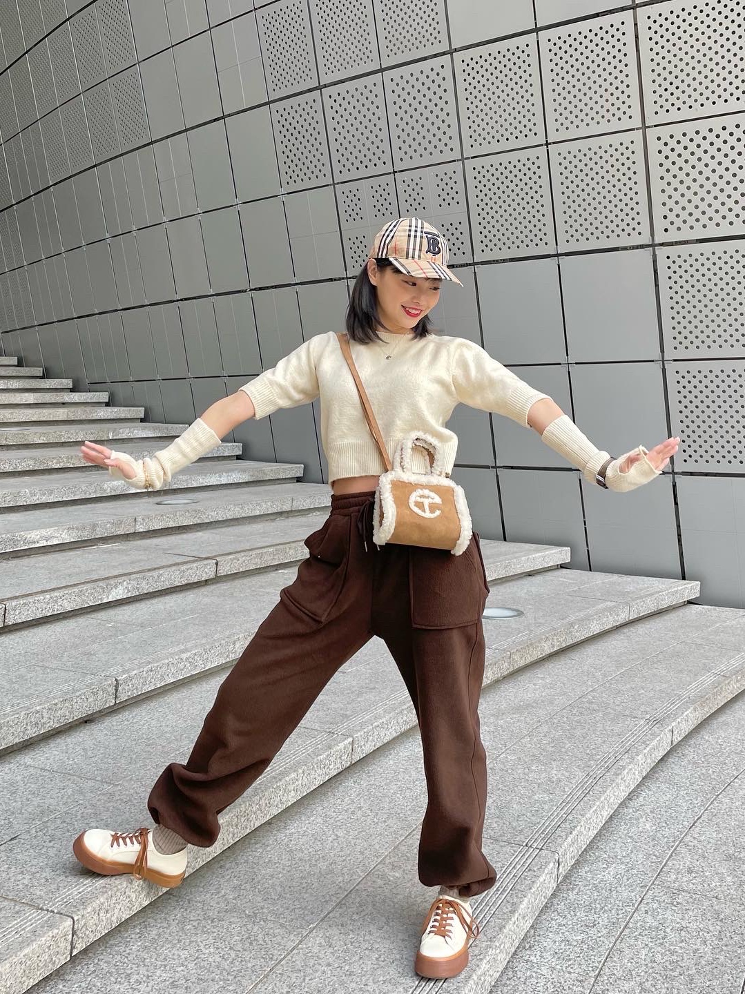 Burberry Monogram Motif Icon Stripe Cotton Baseball Cap Archive Beige, Telfar x UGG Small Shopping Bag Chestnut 착용 스타일 - 2