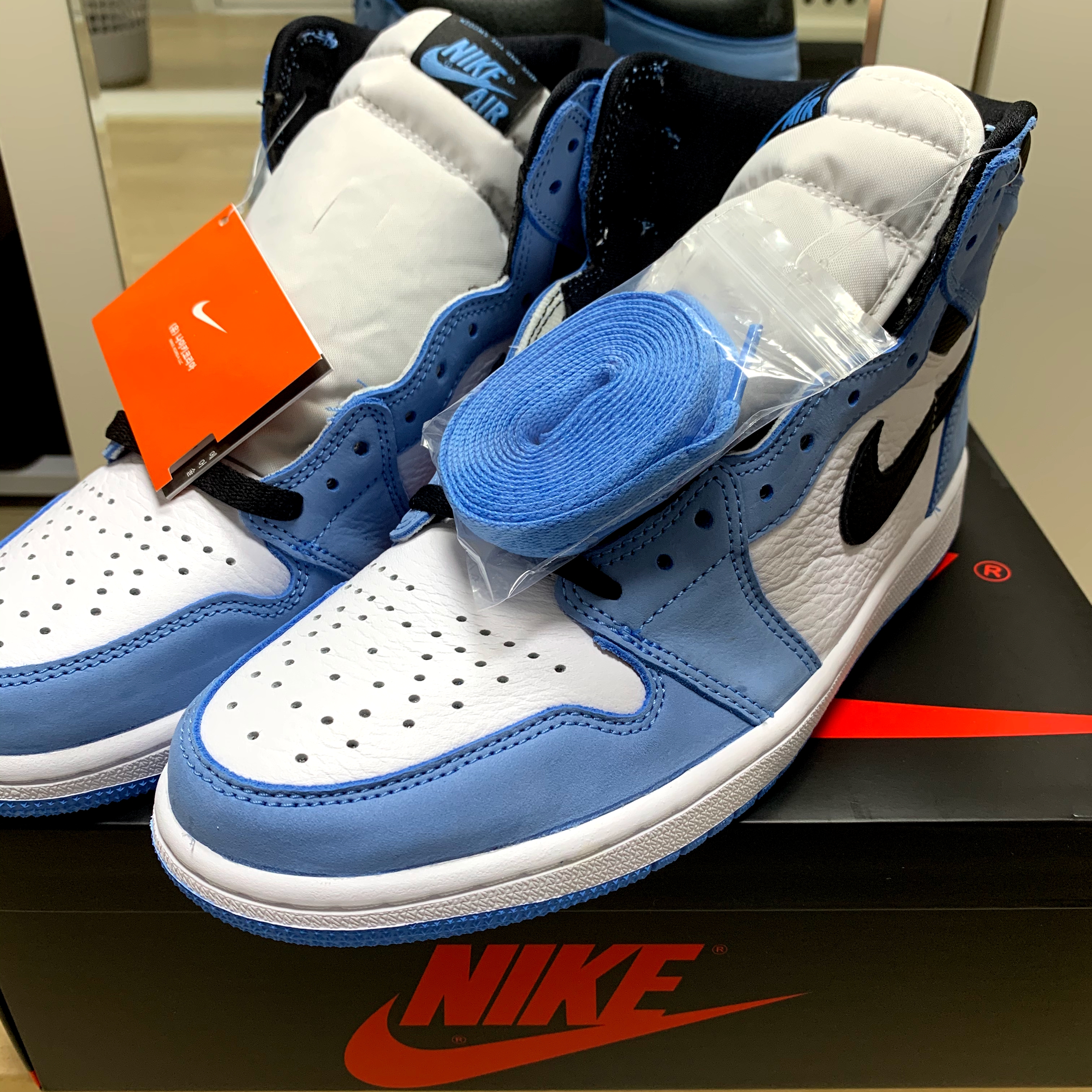 Jordan 1 Retro High OG University Blue 착용 스타일 - 2