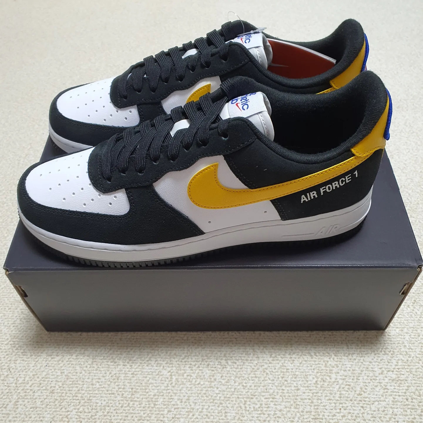 Nike Air Force 1 '07 LV8 Athletic Club Black Dark Sulfur 착용 스타일 - 3