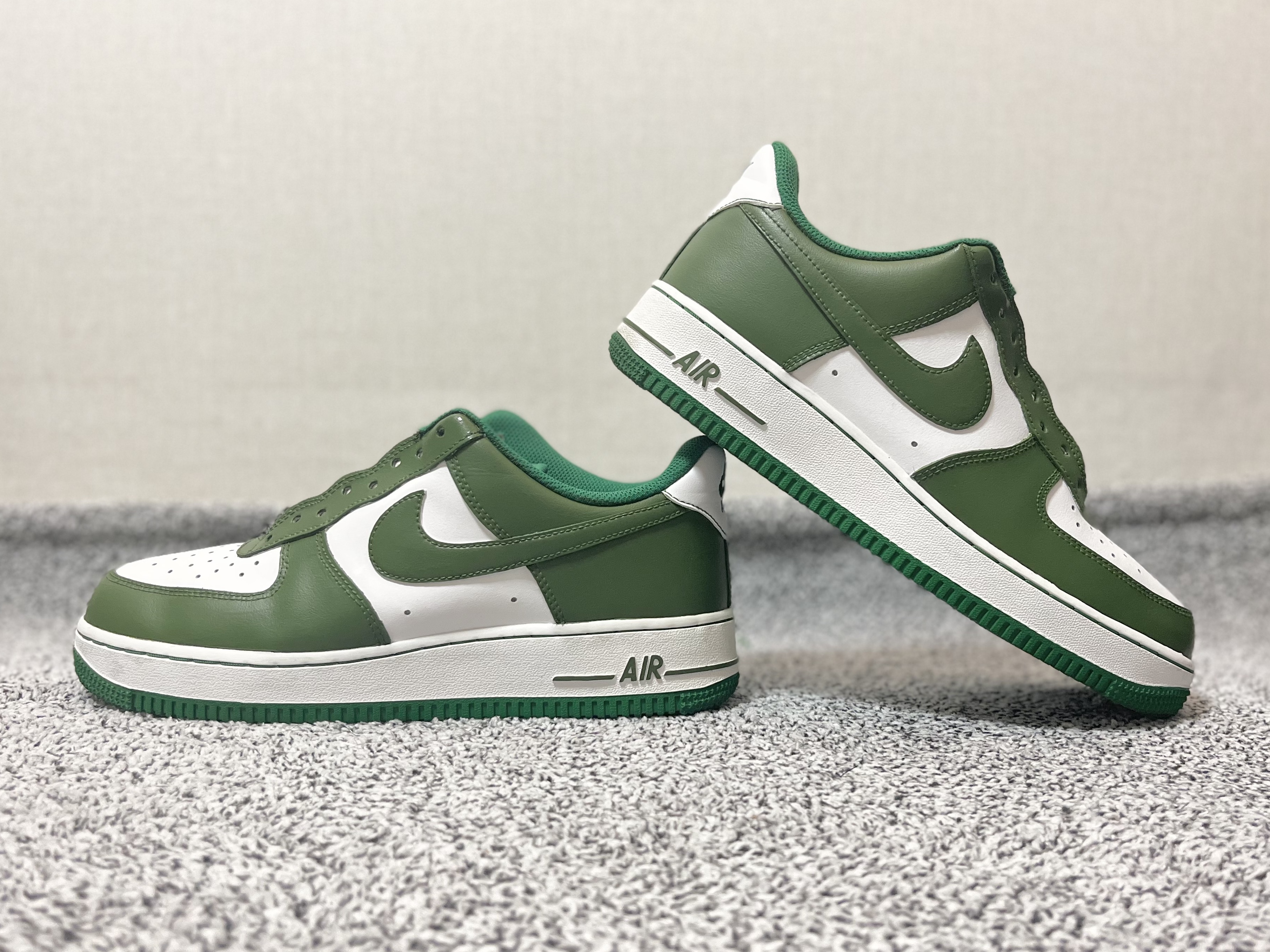 Nike Air Force 1 '07 Stitch Pine Green 착용 스타일 - 2
