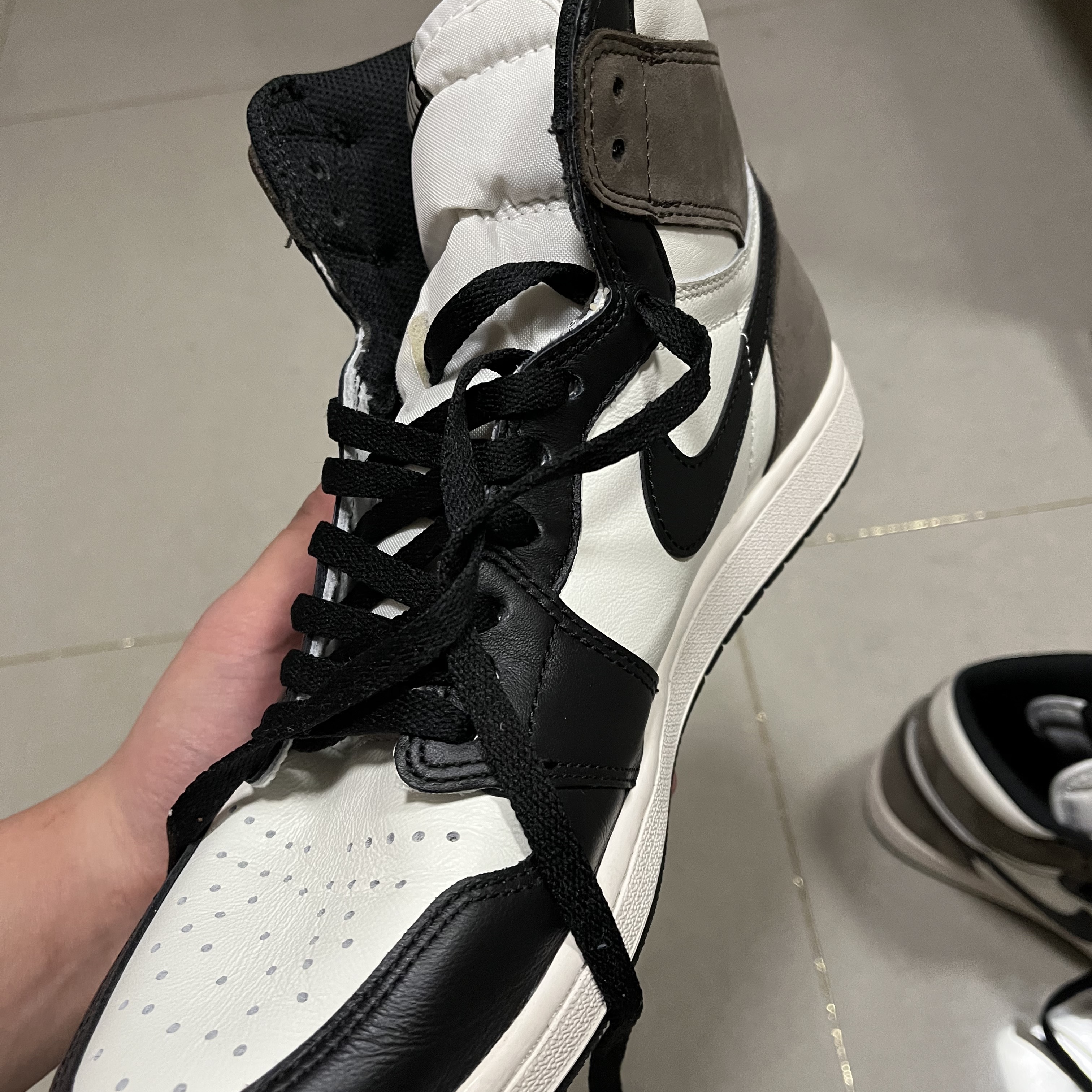 Jordan 1 Retro High OG Patent Bred, Jordan 1 Retro High OG Black Mocha 착용 스타일 - 3