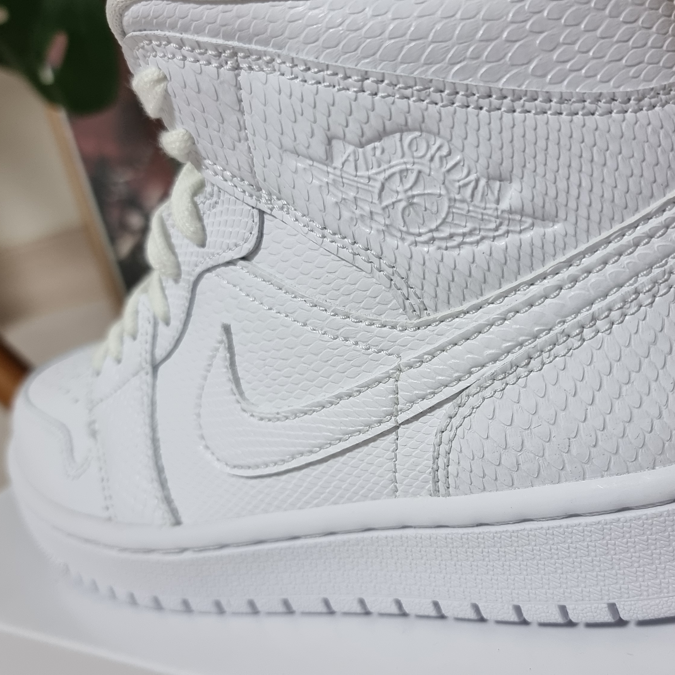 (W) Jordan 1 Mid White Snakeskin 착용 스타일 - 2