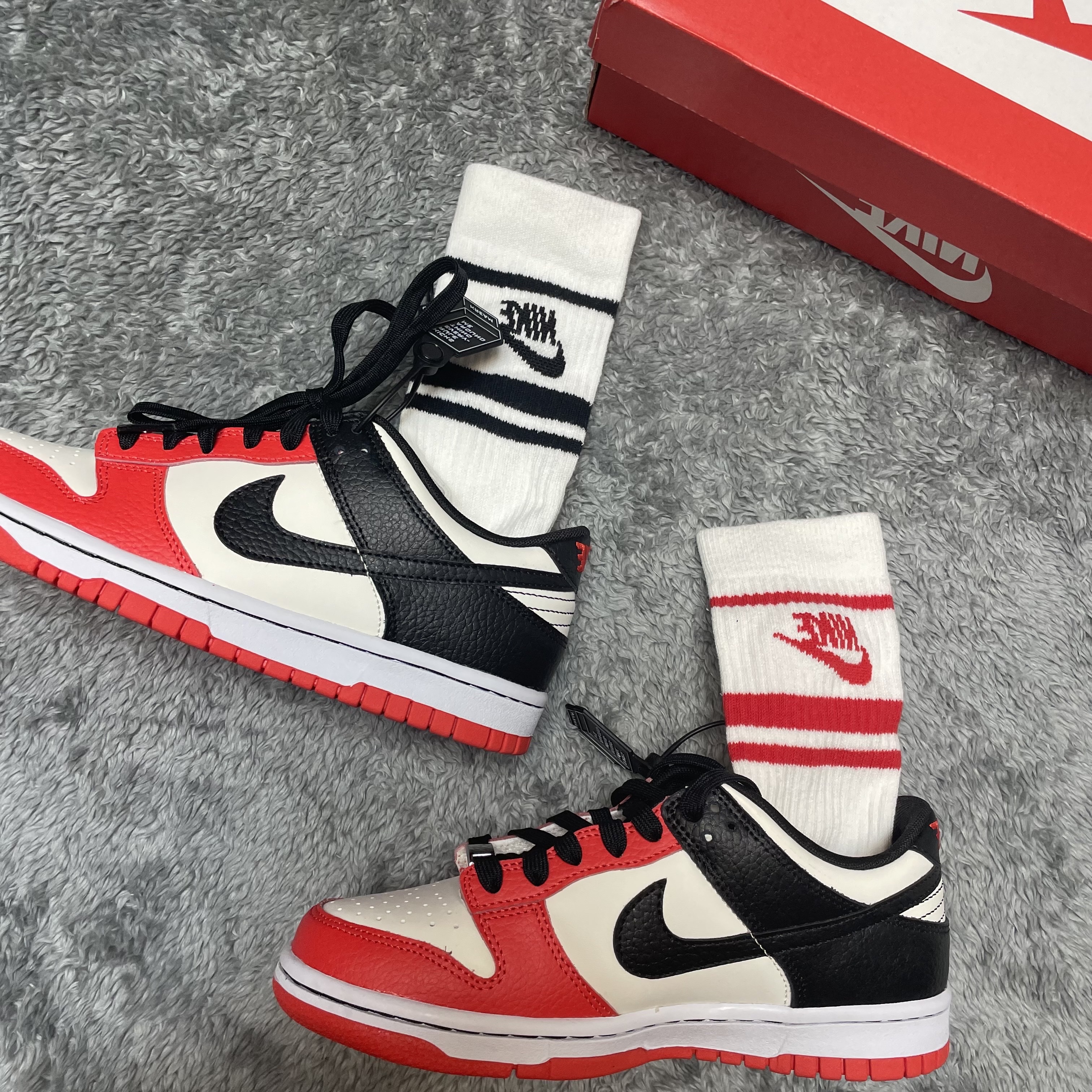 Nike x NBA Dunk Low Retro EMB Black and Chile Red, (GS) Nike x NBA Dunk Low Black and Chile Red 착용 스타일