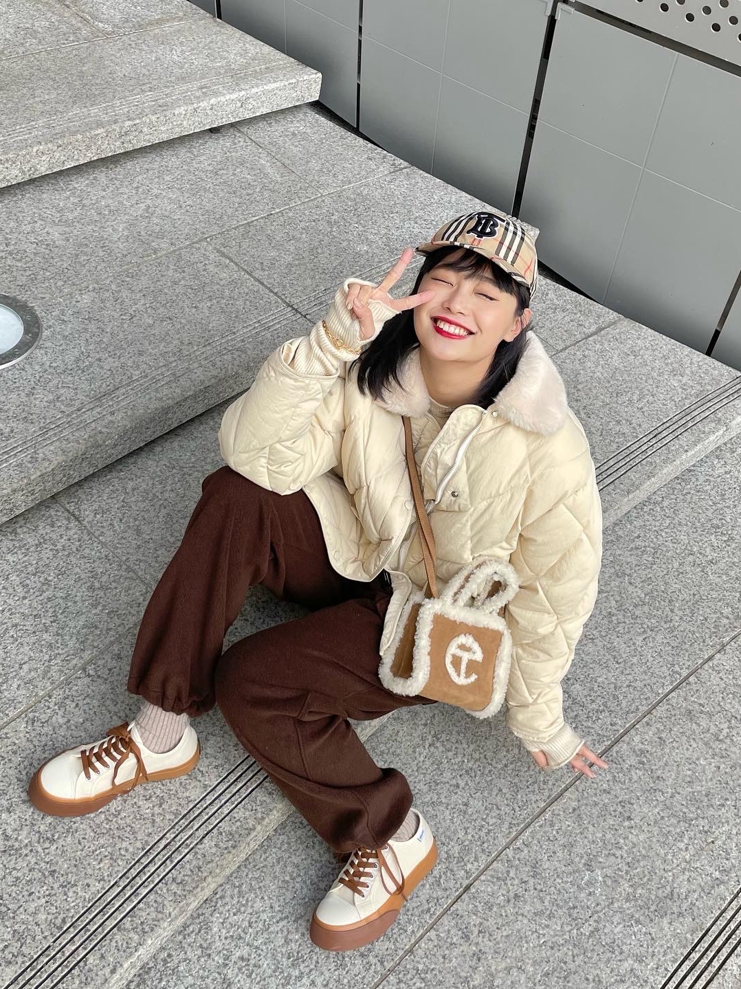 Burberry Monogram Motif Icon Stripe Cotton Baseball Cap Archive Beige, Telfar x UGG Small Shopping Bag Chestnut 착용 스타일 - 1