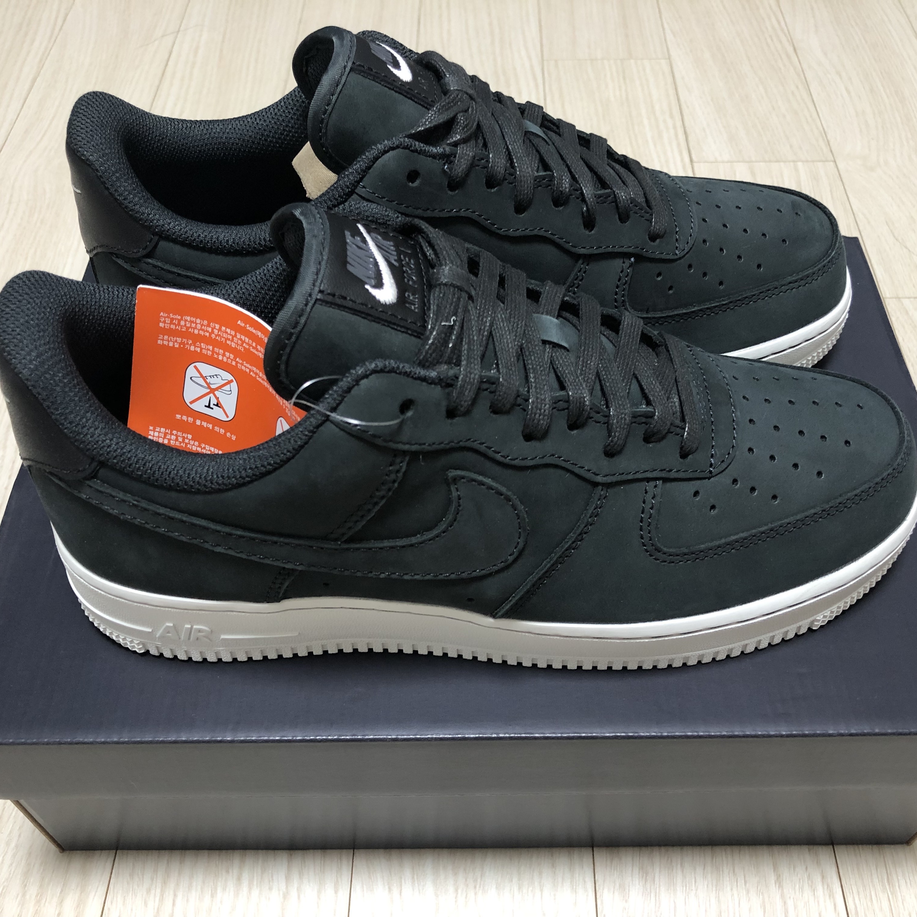 Nike Air Force 1 '07 LX Off Noir 착용 스타일 - 2