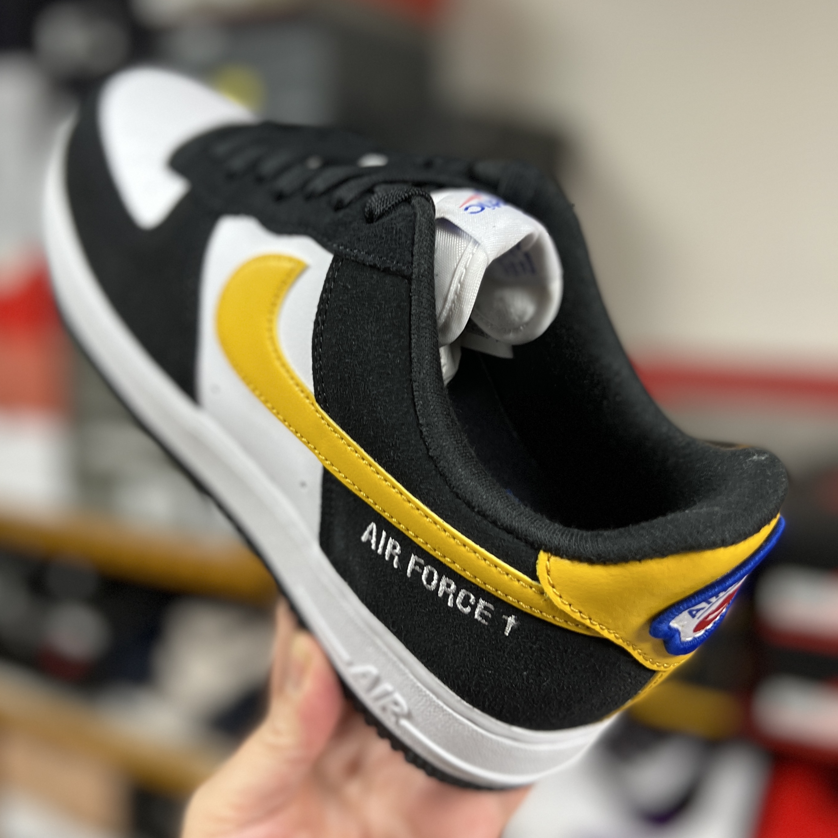 Nike Air Force 1 '07 LV8 Athletic Club Black Dark Sulfur 착용 스타일 - 2