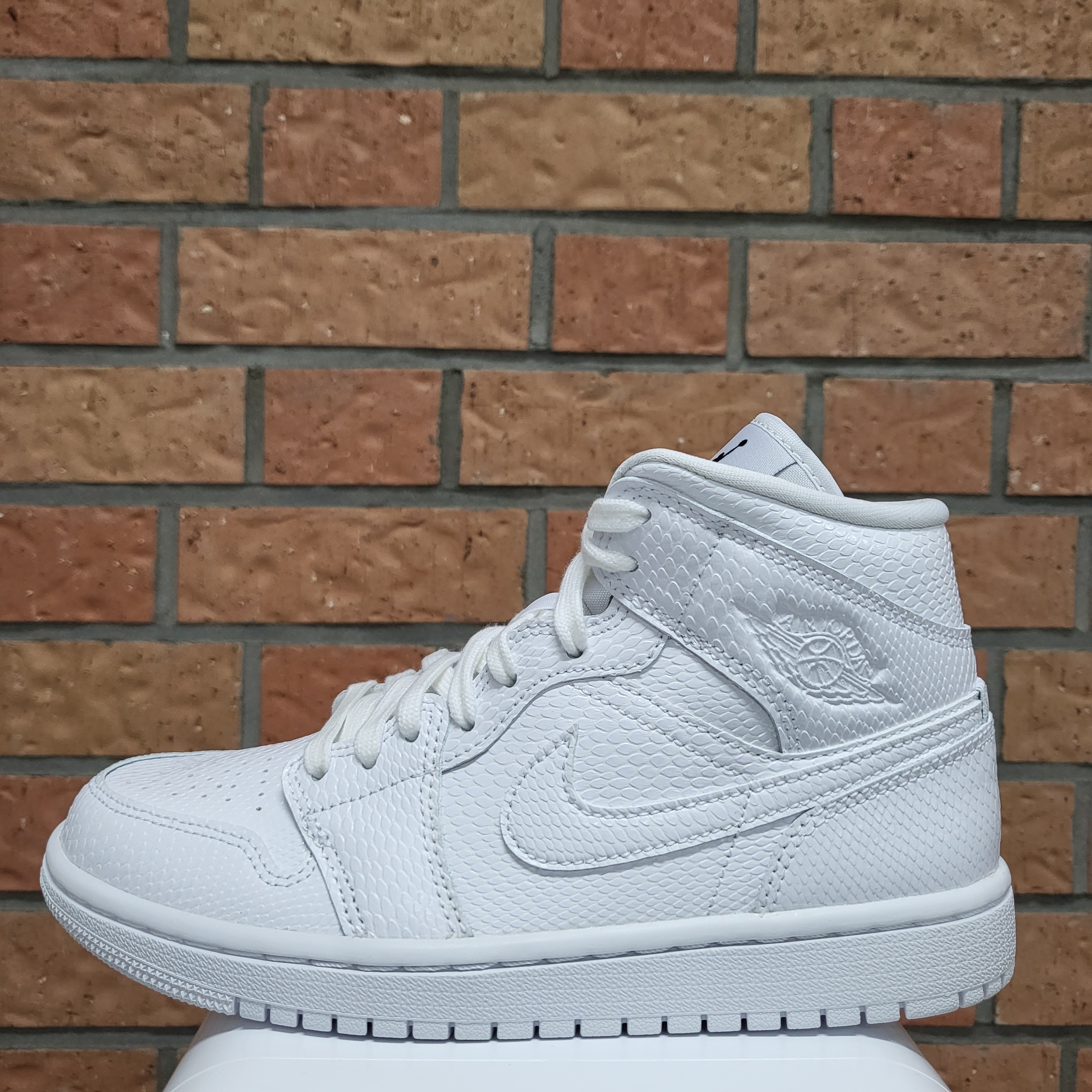 (W) Jordan 1 Mid White Snakeskin 착용 스타일