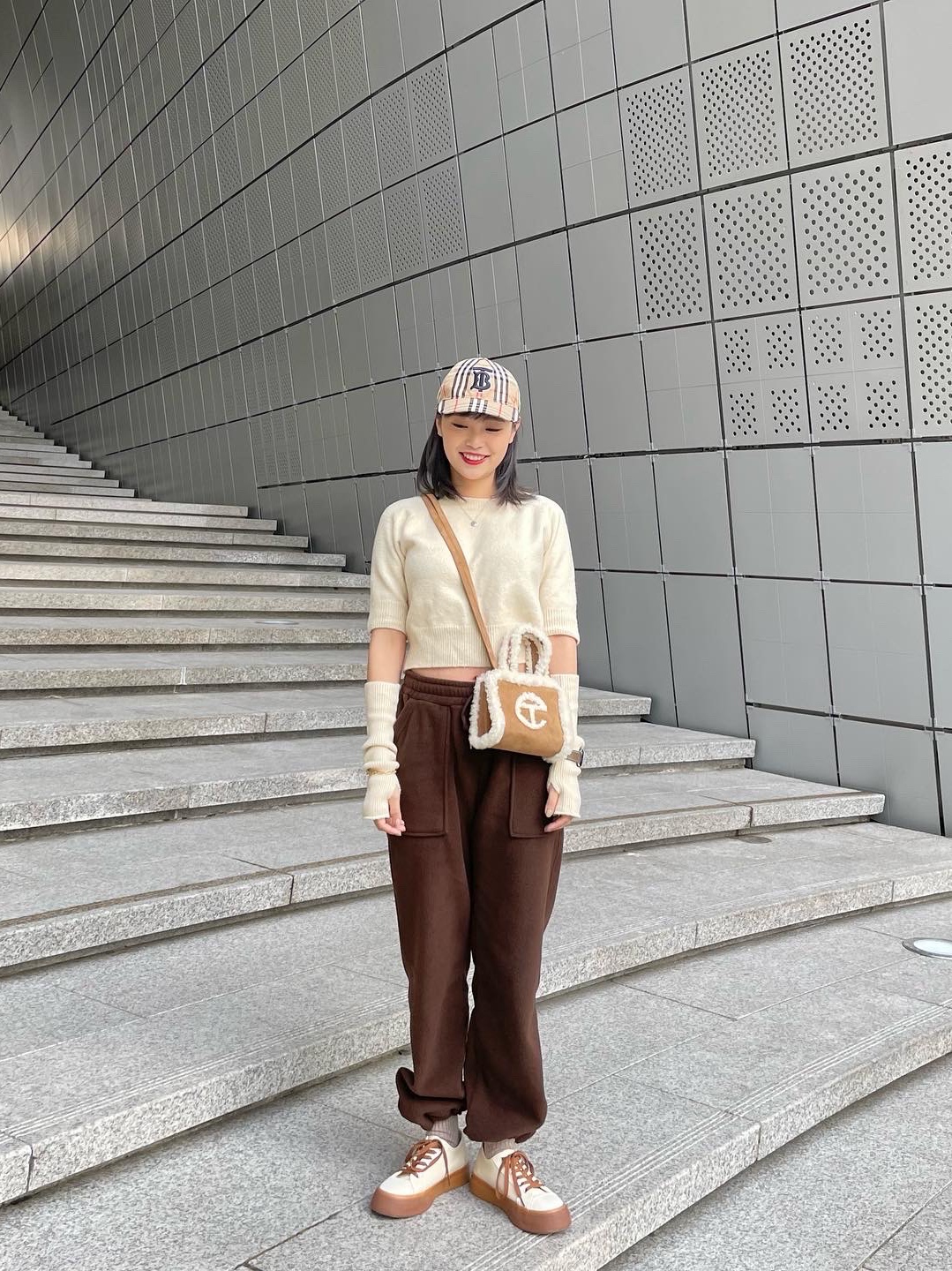 Burberry Monogram Motif Icon Stripe Cotton Baseball Cap Archive Beige, Telfar x UGG Small Shopping Bag Chestnut 착용 스타일 - 3