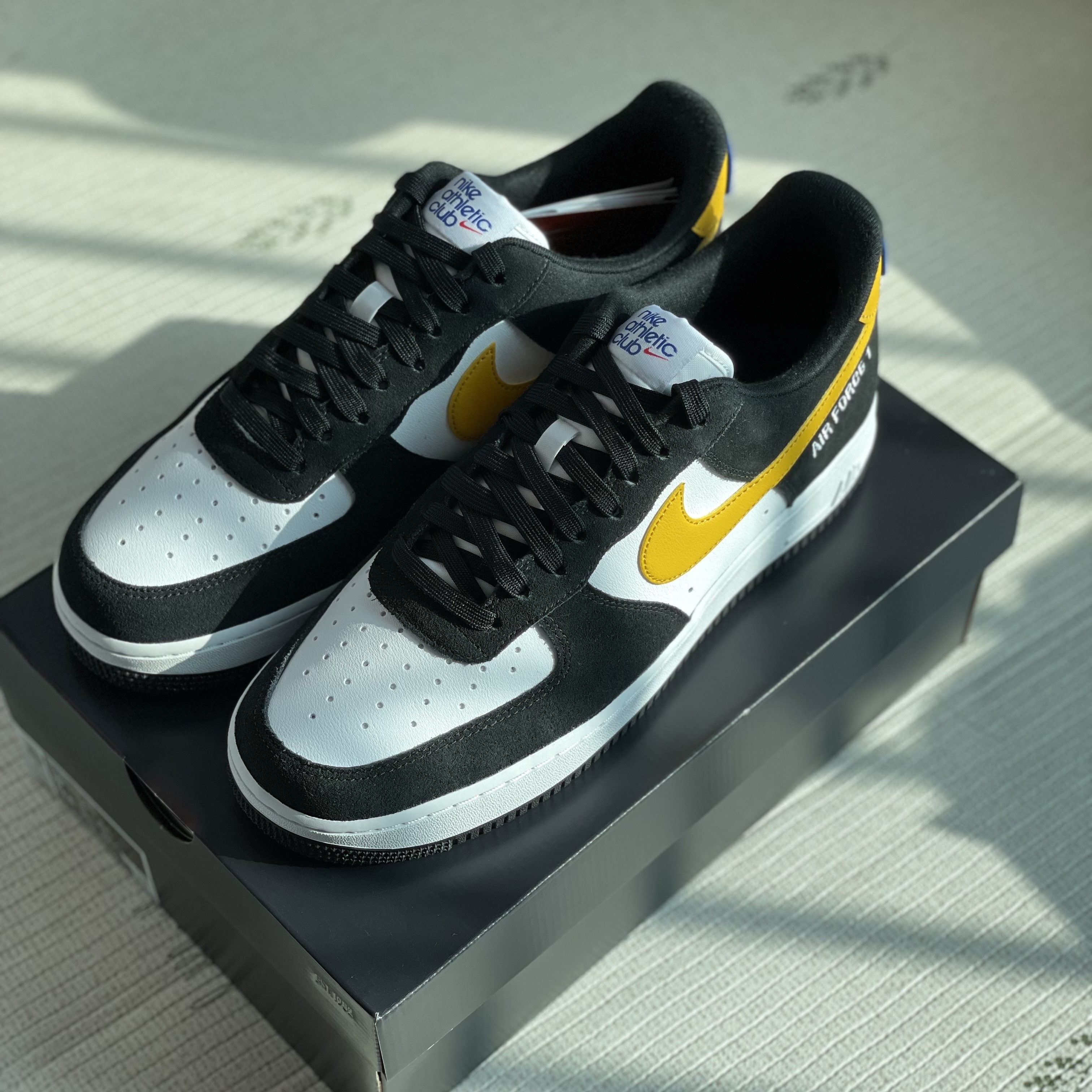 Nike Air Force 1 '07 LV8 Athletic Club Black Dark Sulfur 착용 스타일 - 1