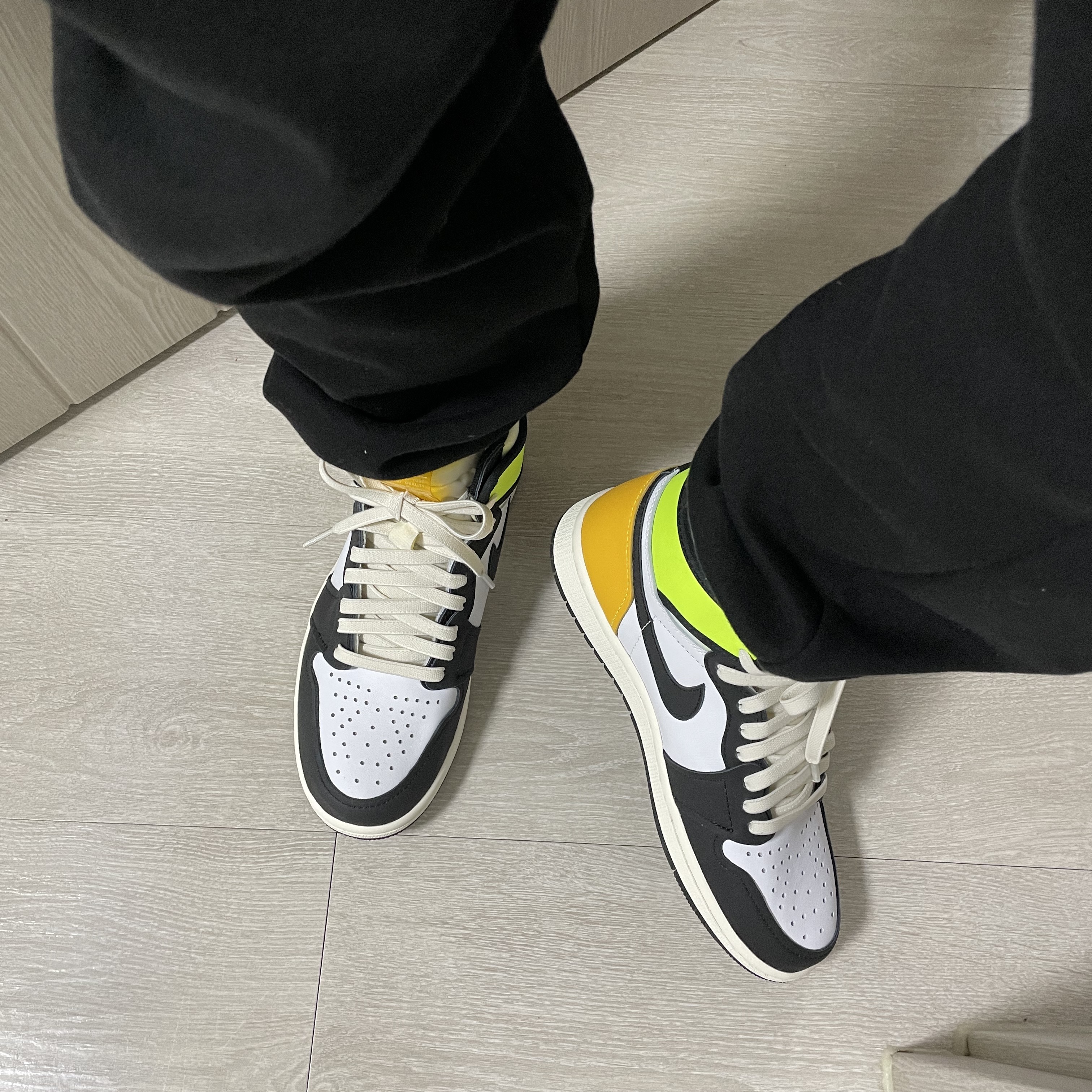 Jordan 1 Retro High OG Volt Gold, (GS) Jordan 1 Retro High OG Volt Gold 착용 스타일 - 1