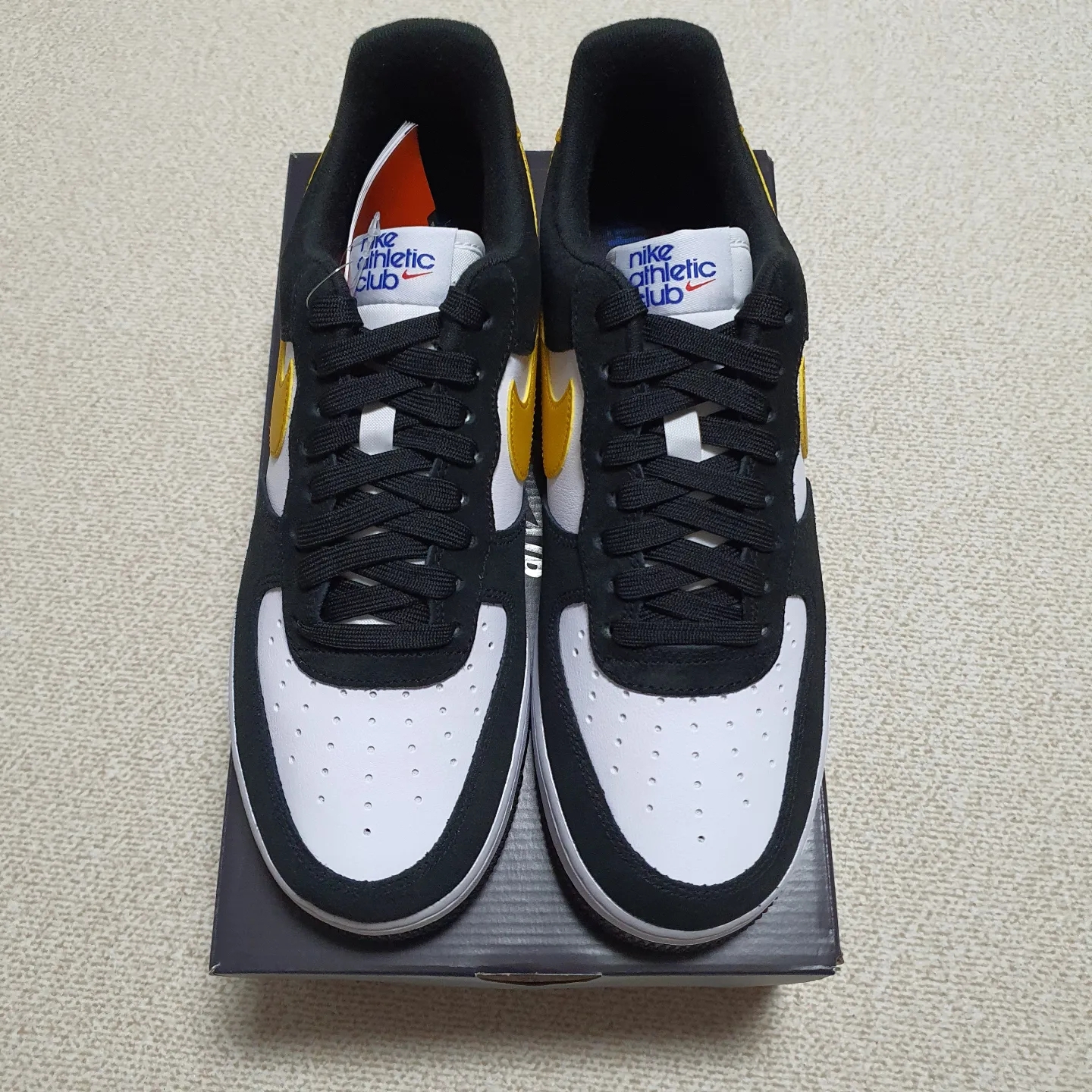 Nike Air Force 1 '07 LV8 Athletic Club Black Dark Sulfur 착용 스타일 - 2