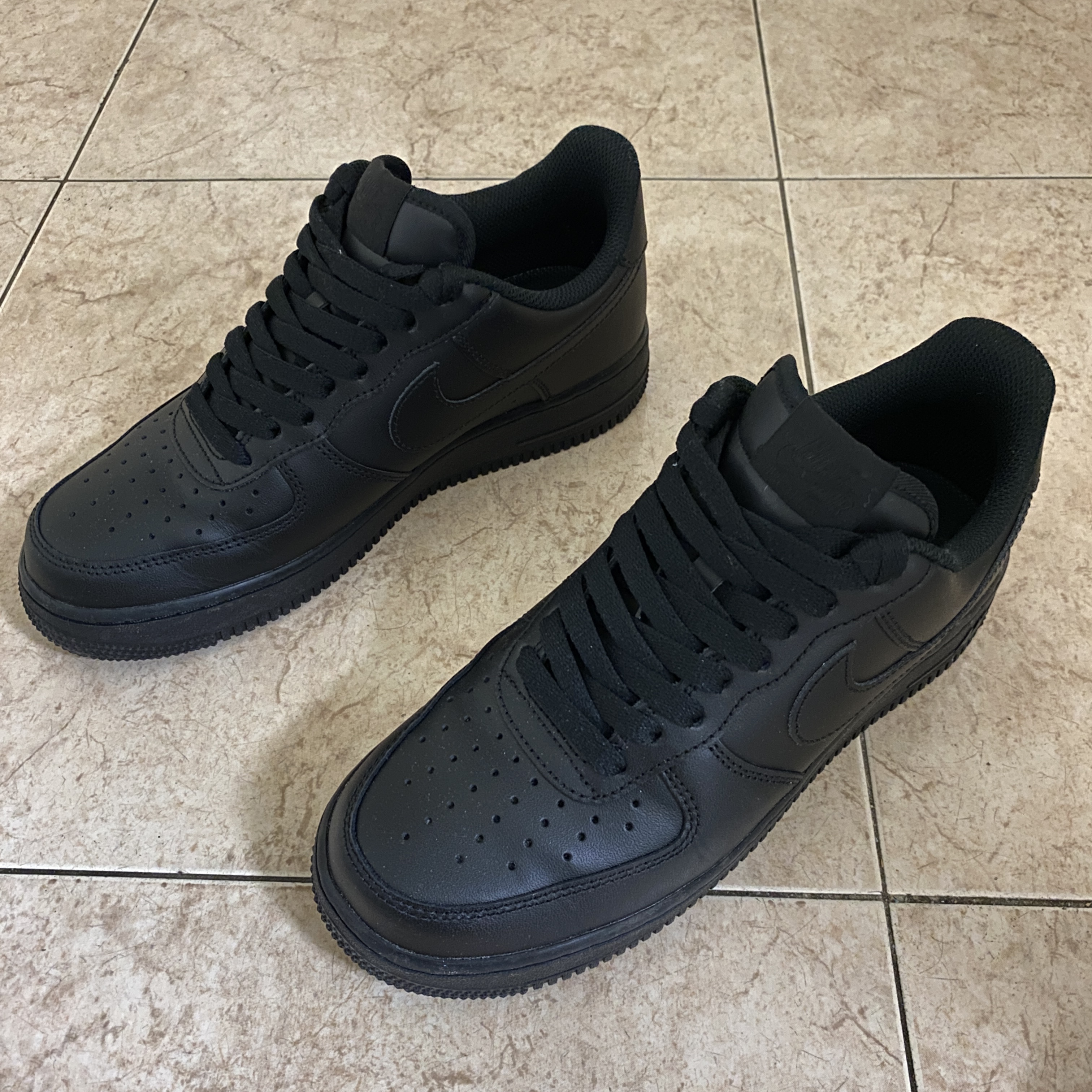 Nike Air Force 1 '07 Low Triple Black 착용 스타일 - 1