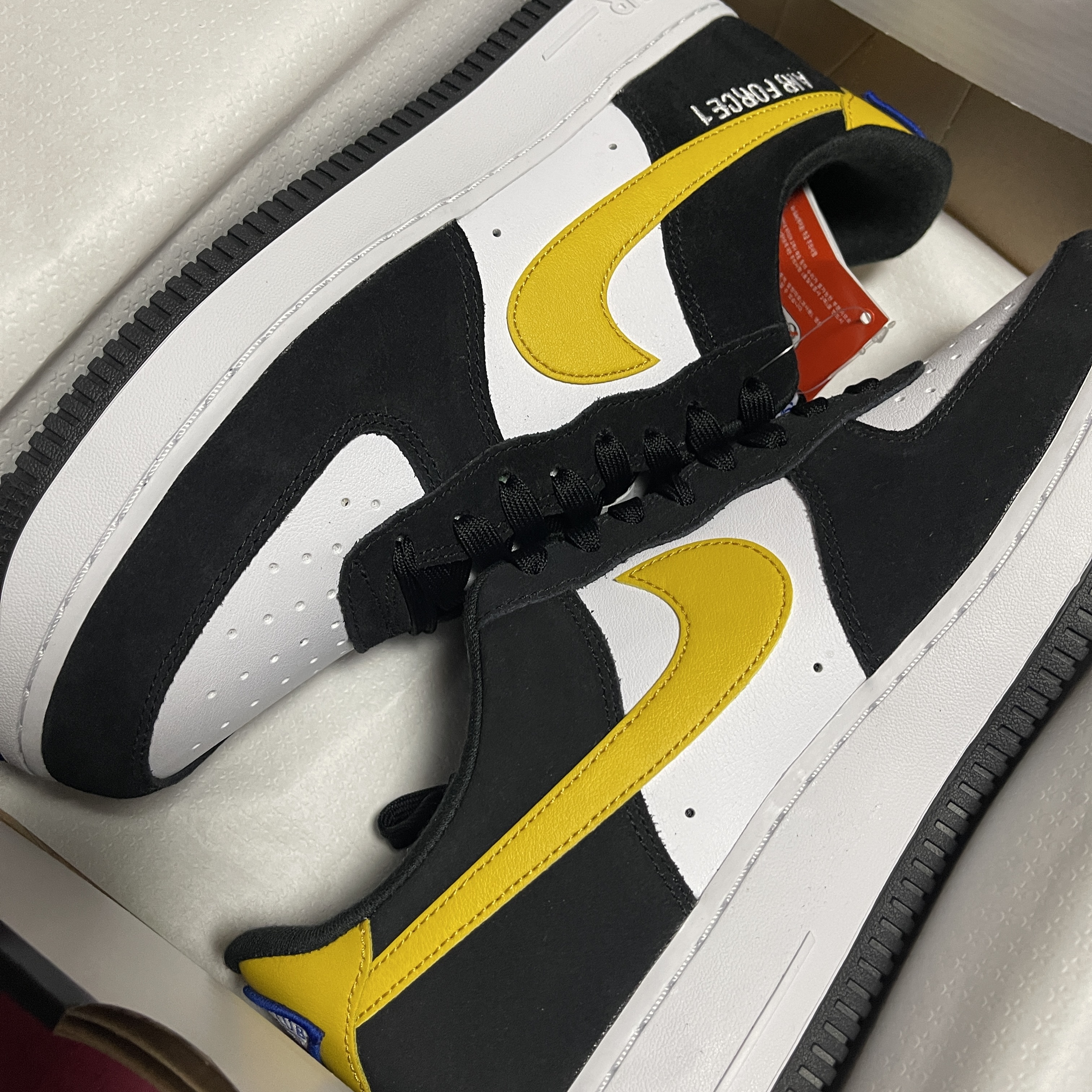 Nike Air Force 1 '07 LV8 Athletic Club Black Dark Sulfur 착용 스타일 - 1