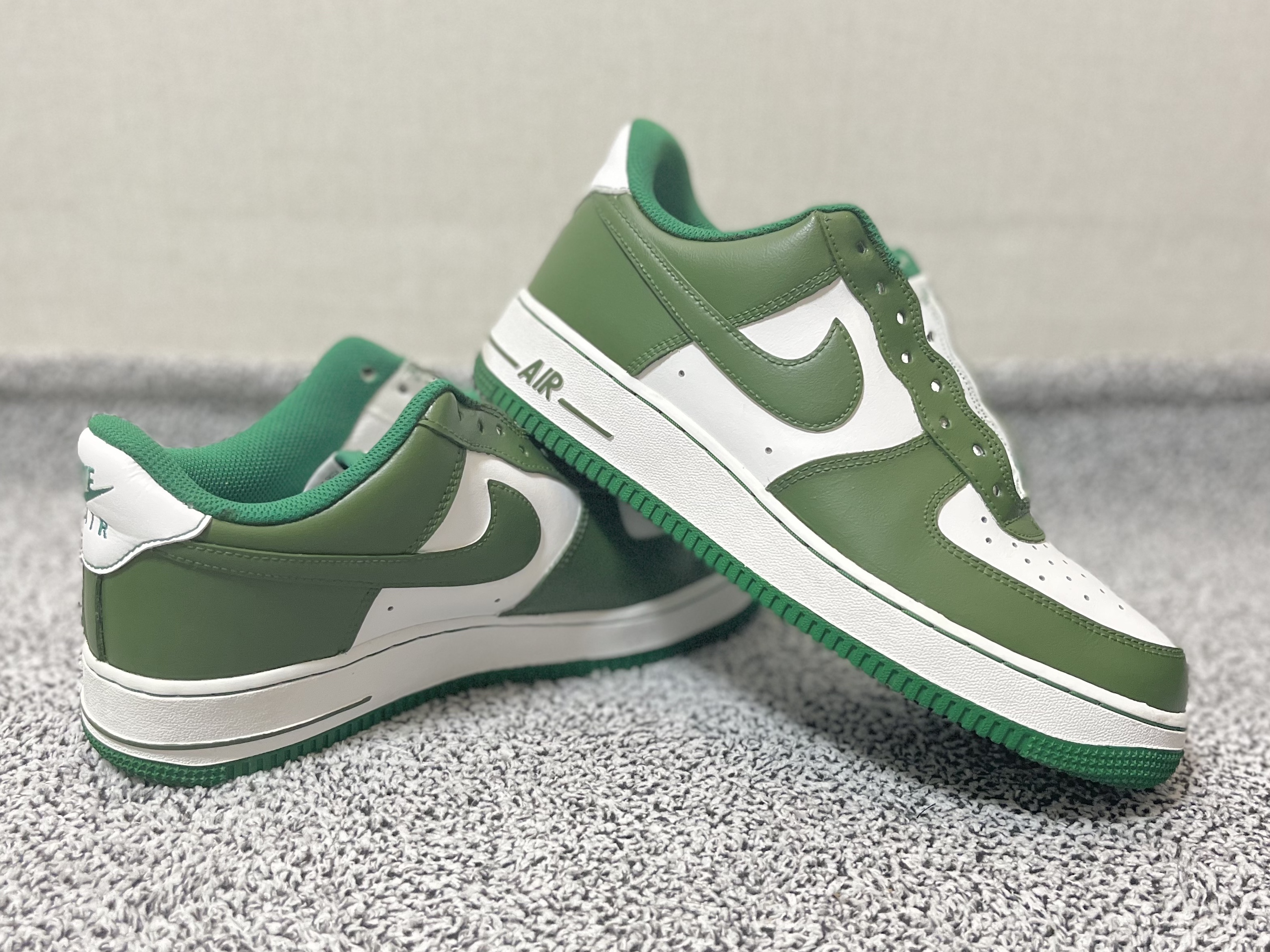 Nike Air Force 1 '07 Stitch Pine Green 착용 스타일 - 1