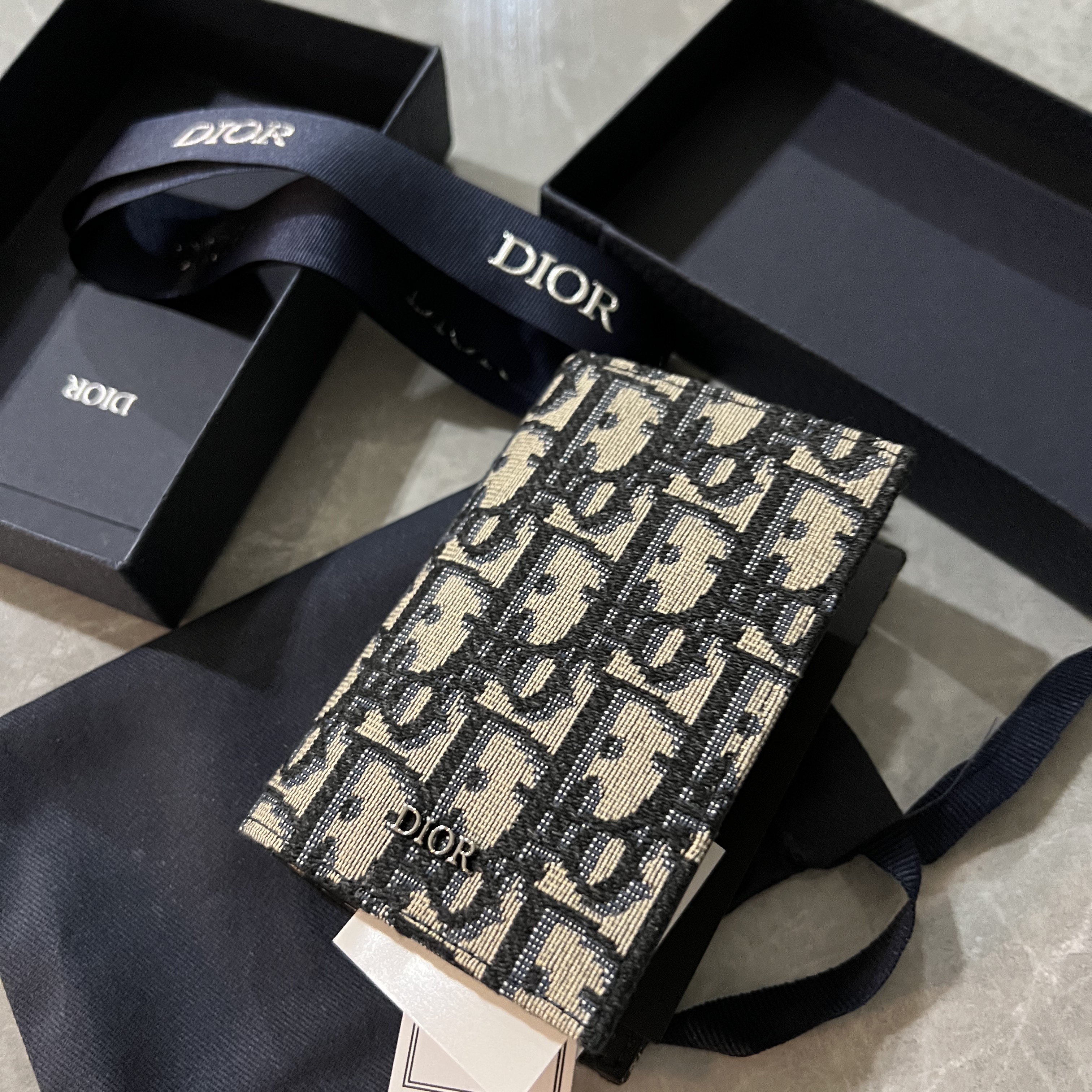Dior Bi-Fold Card Holder Beige & Black Dior Oblique Jacquard 착용 스타일