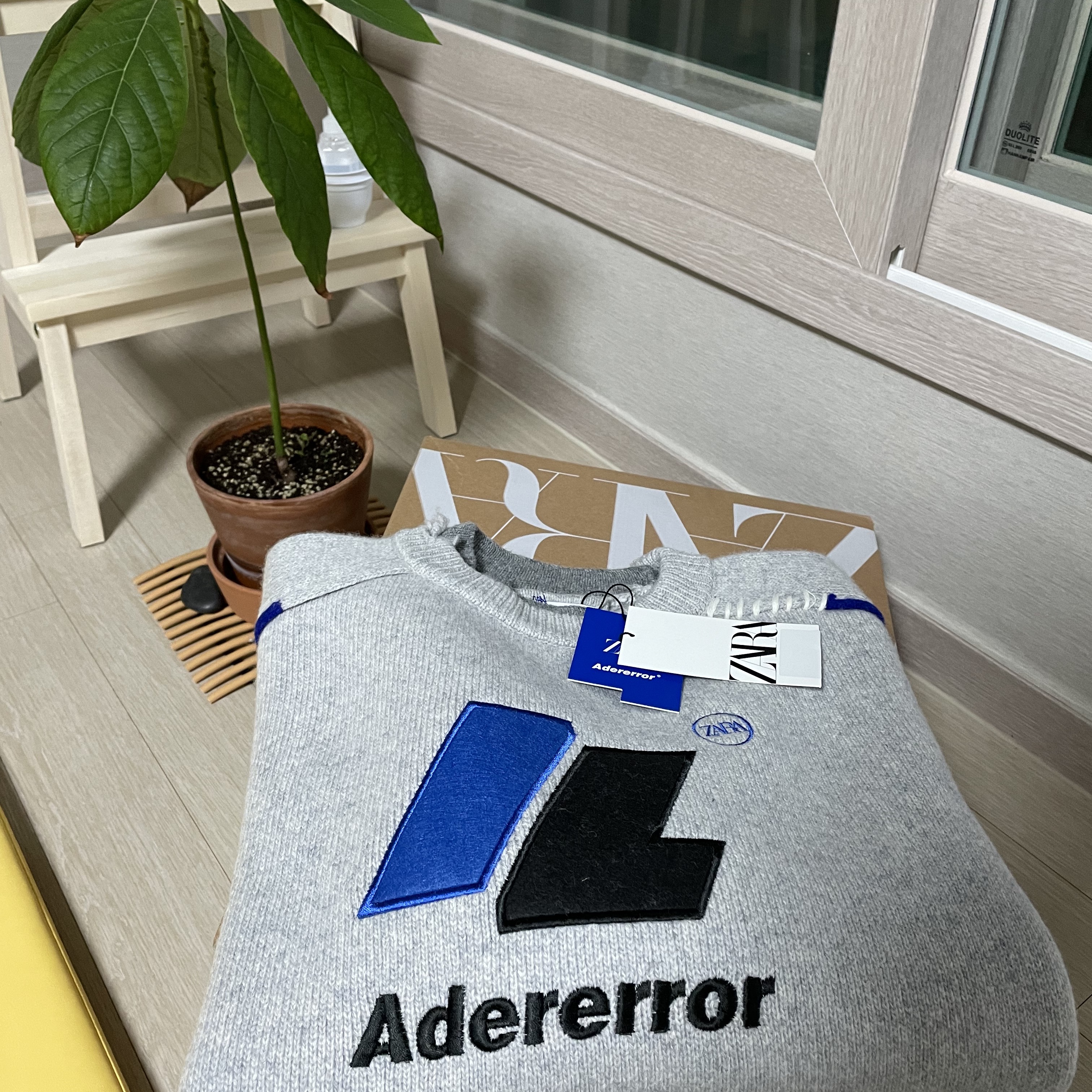 Zara x Ader Error Oversize Sweater Grey 착용 스타일