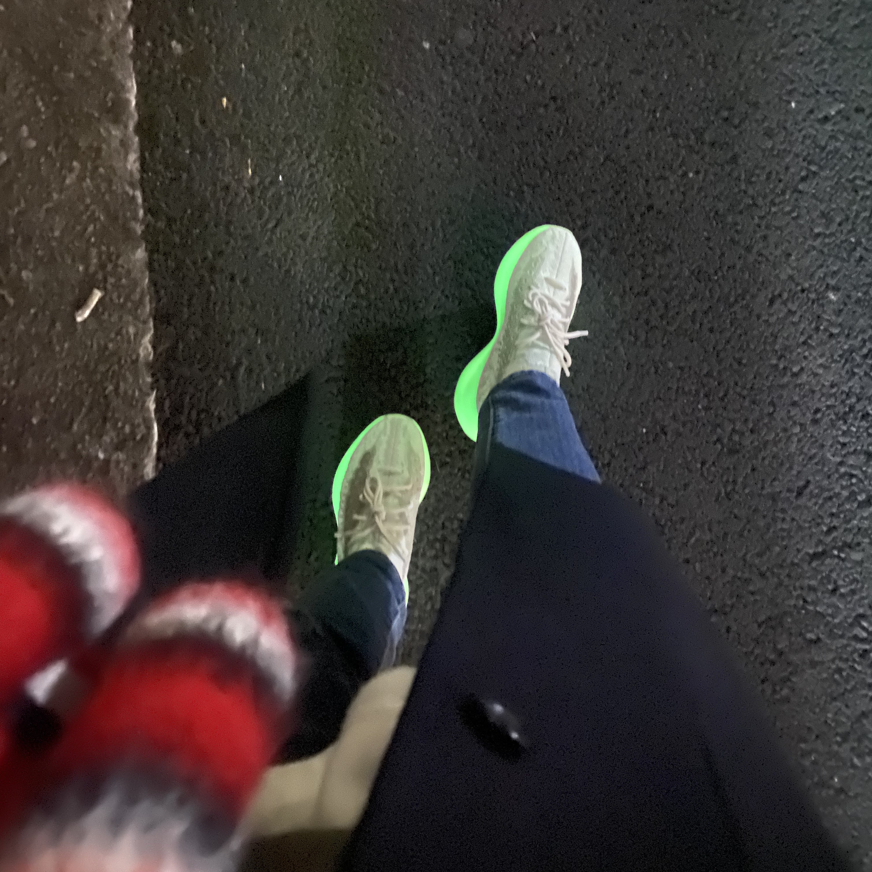 Adidas Yeezy Boost 380 Calcite Glow 착용 스타일