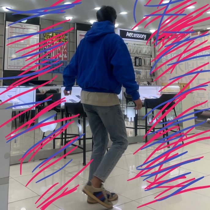 Yeezy Gap Hoodie Blue, Gucci Screener GG Canvas Distressed Sneakers 착용 스타일