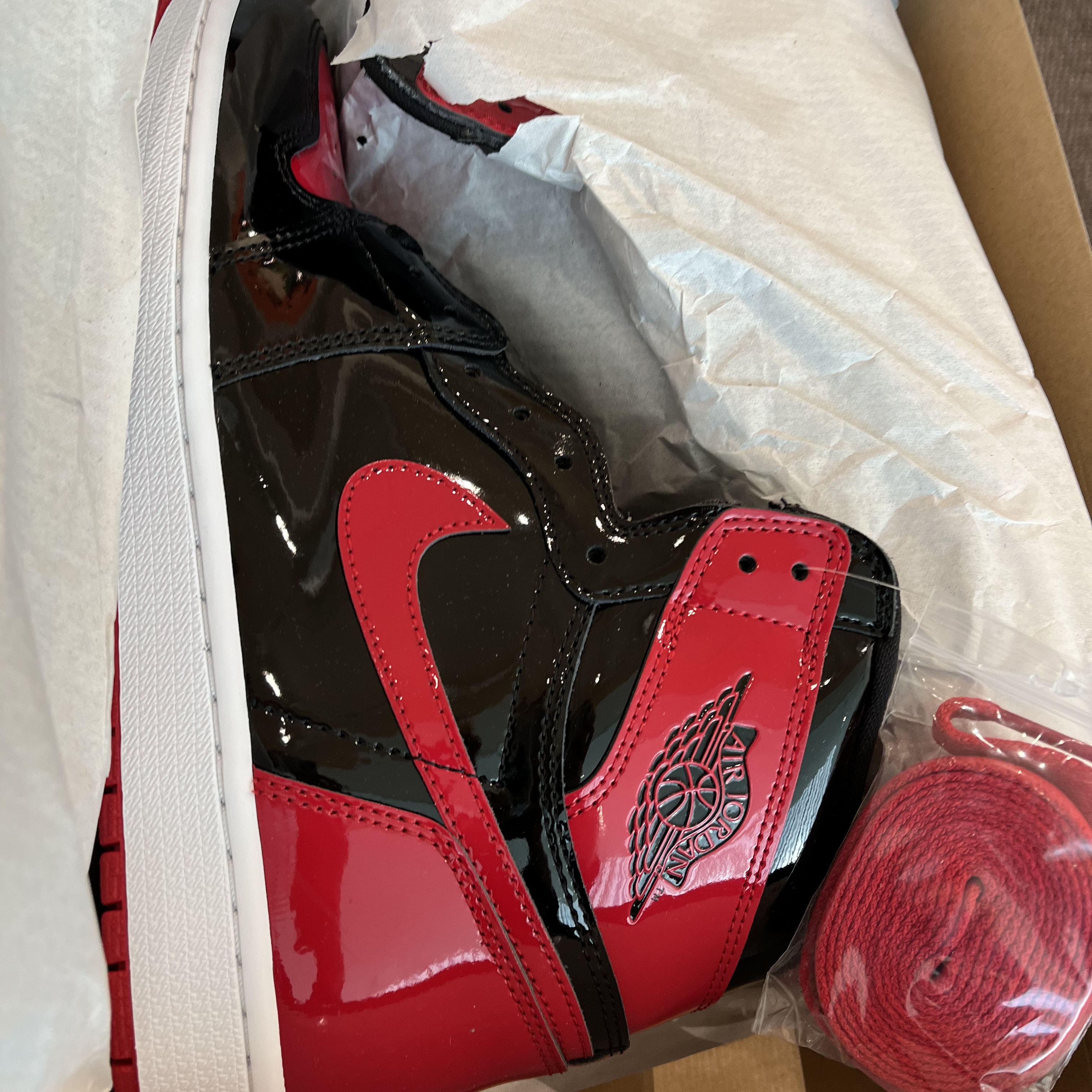 Jordan 1 Retro High OG Patent Bred, Jordan 1 Retro High OG Black Mocha 착용 스타일 - 1