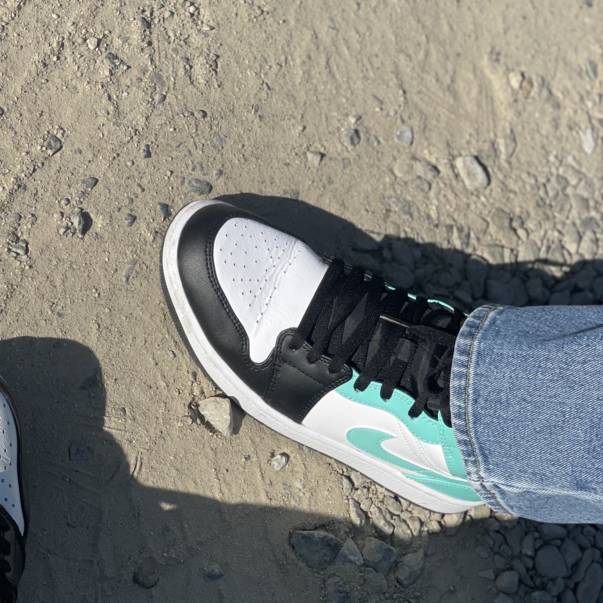 Jordan 1 Mid Tropical Twist 착용 스타일