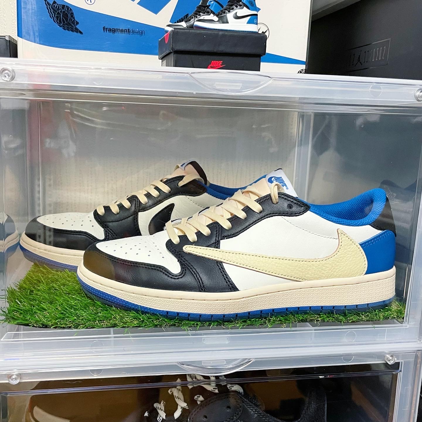 Jordan 1 x Travis Scott x Fragment Retro Low OG SP Military Blue, Balenciaga Triple S Trainer Black White Red 2018 착용 스타일 - 3