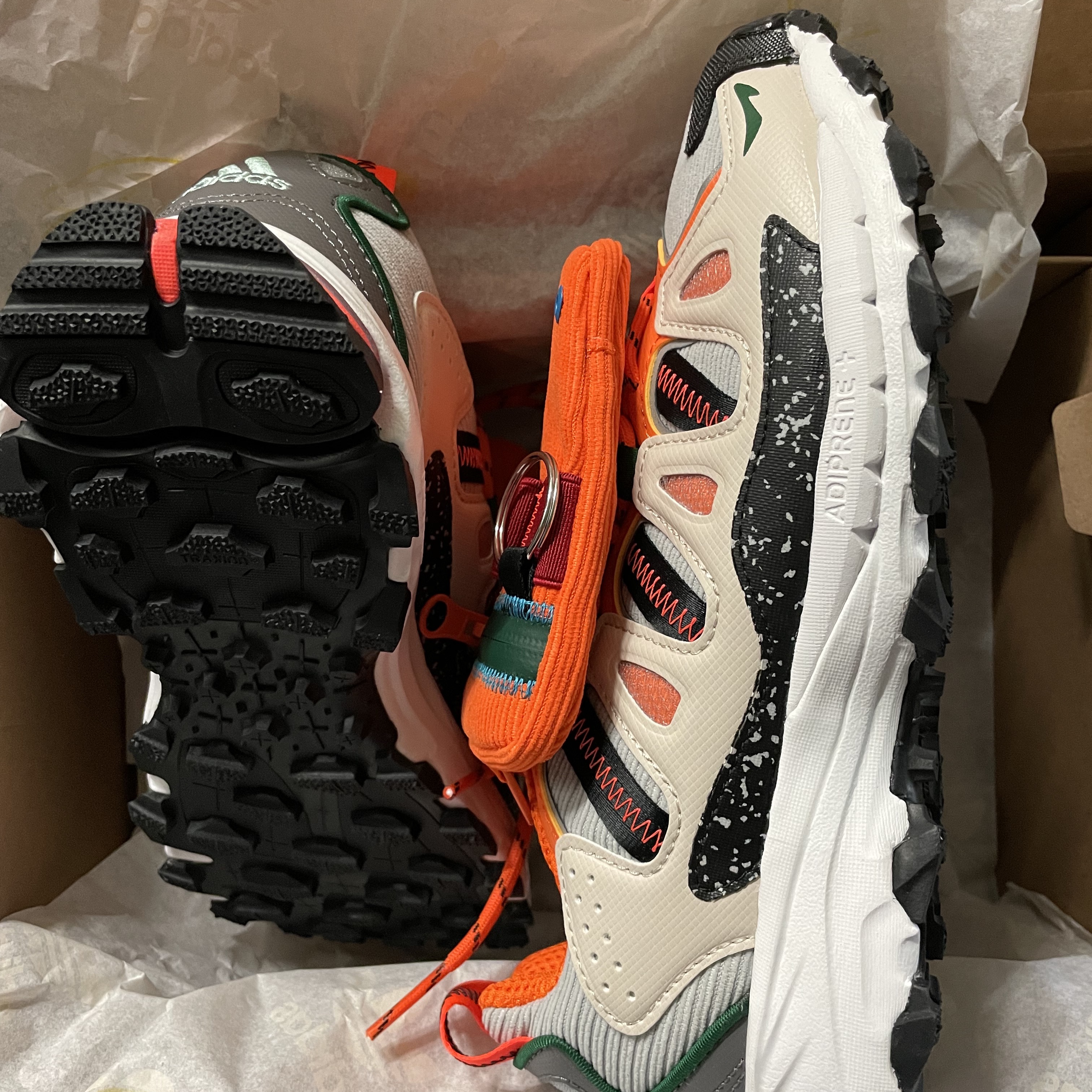 Adidas x Sean Wotherspoon x Atmos Superturf Adventure Stone Power Red 착용 스타일 - 3
