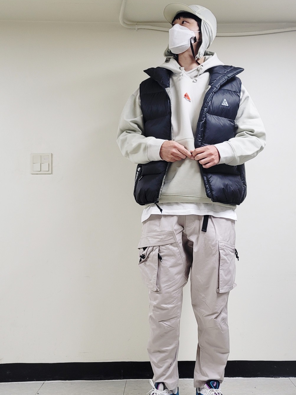 Nike ACG Therma-Fit ADV Lunar Lake Puffer Vest Black - US/EU, Nike ACG Therma-Fit Pullover Fleece Hoodie Light Bone - Asia 착용 스타일 - 3