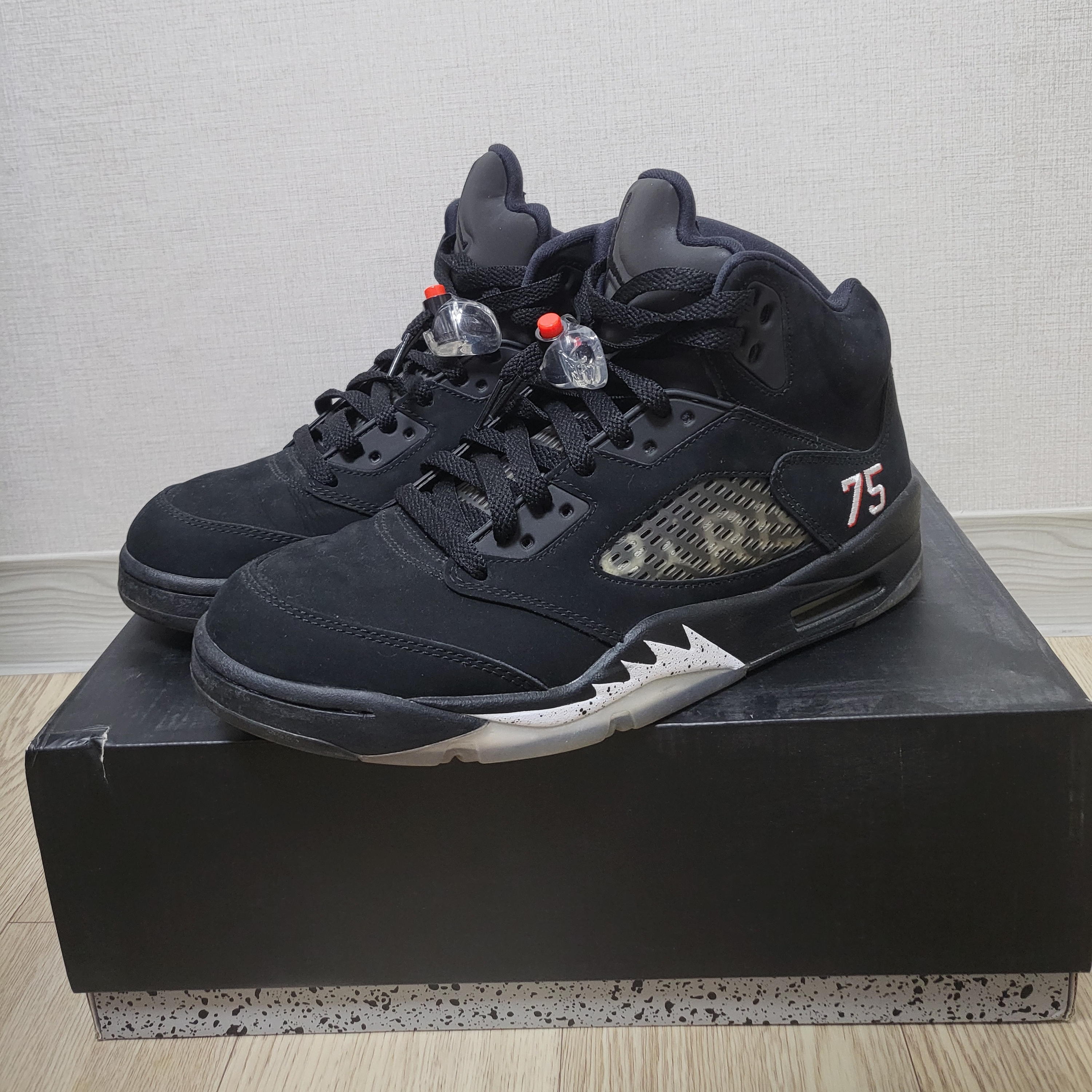 Jordan 5 x Paris Saint-Germain Retro Black 착용 스타일 - 1