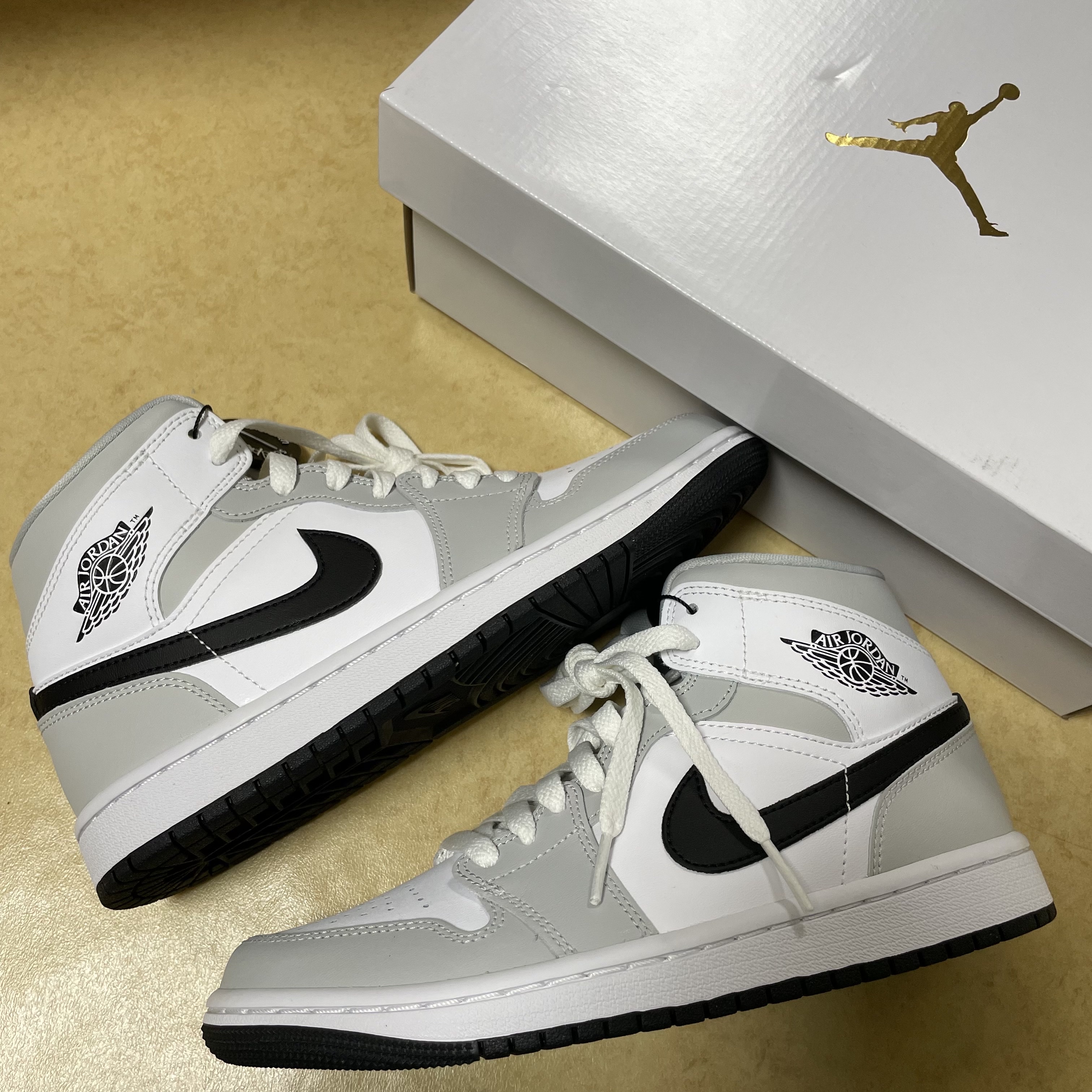(W) Jordan 1 Mid Grey Fog 착용 스타일 - 1