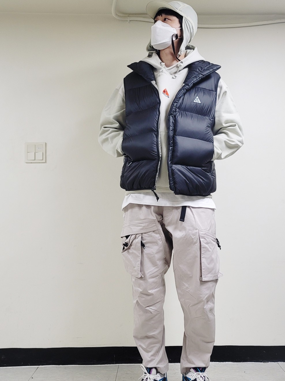 Nike ACG Therma-Fit ADV Lunar Lake Puffer Vest Black - US/EU, Nike ACG Therma-Fit Pullover Fleece Hoodie Light Bone - Asia 착용 스타일 - 1