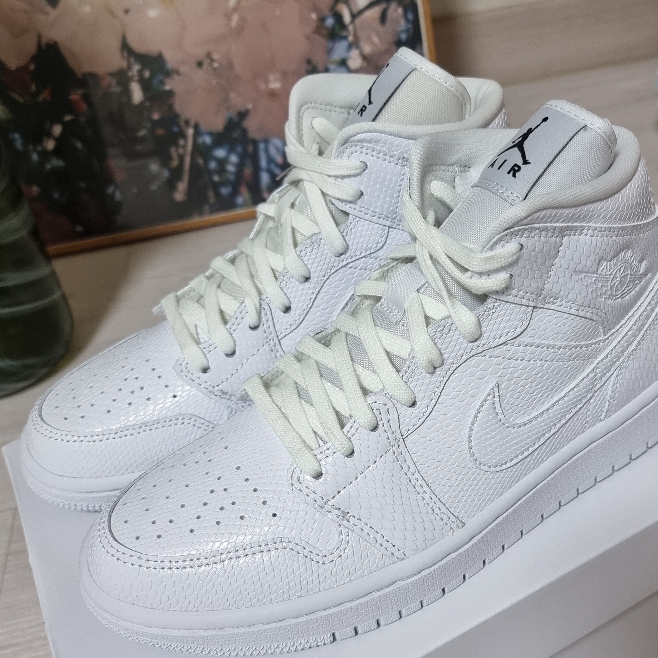 (W) Jordan 1 Mid White Snakeskin 착용 스타일 - 1