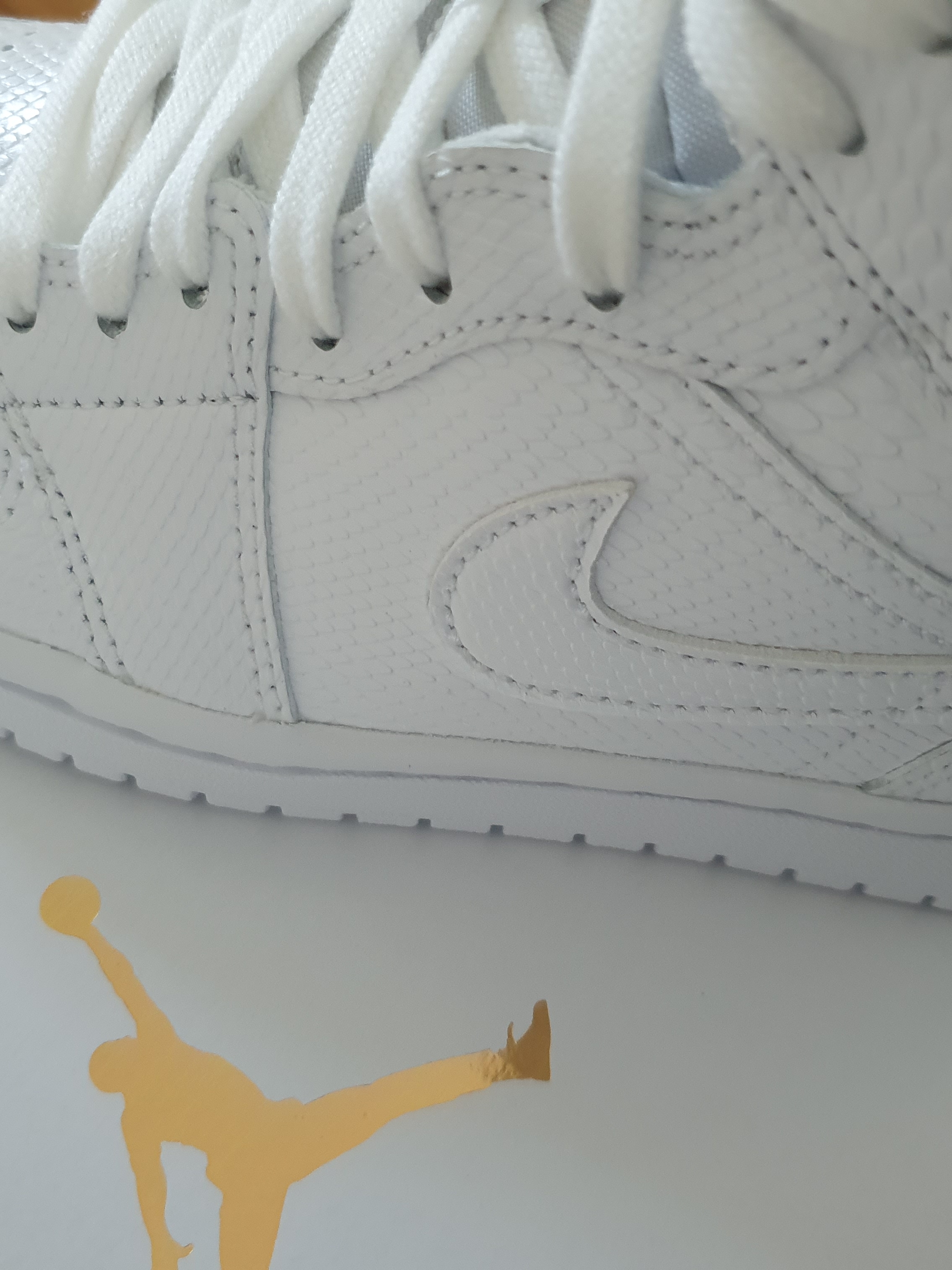 (W) Jordan 1 Mid White Snakeskin 착용 스타일 - 2