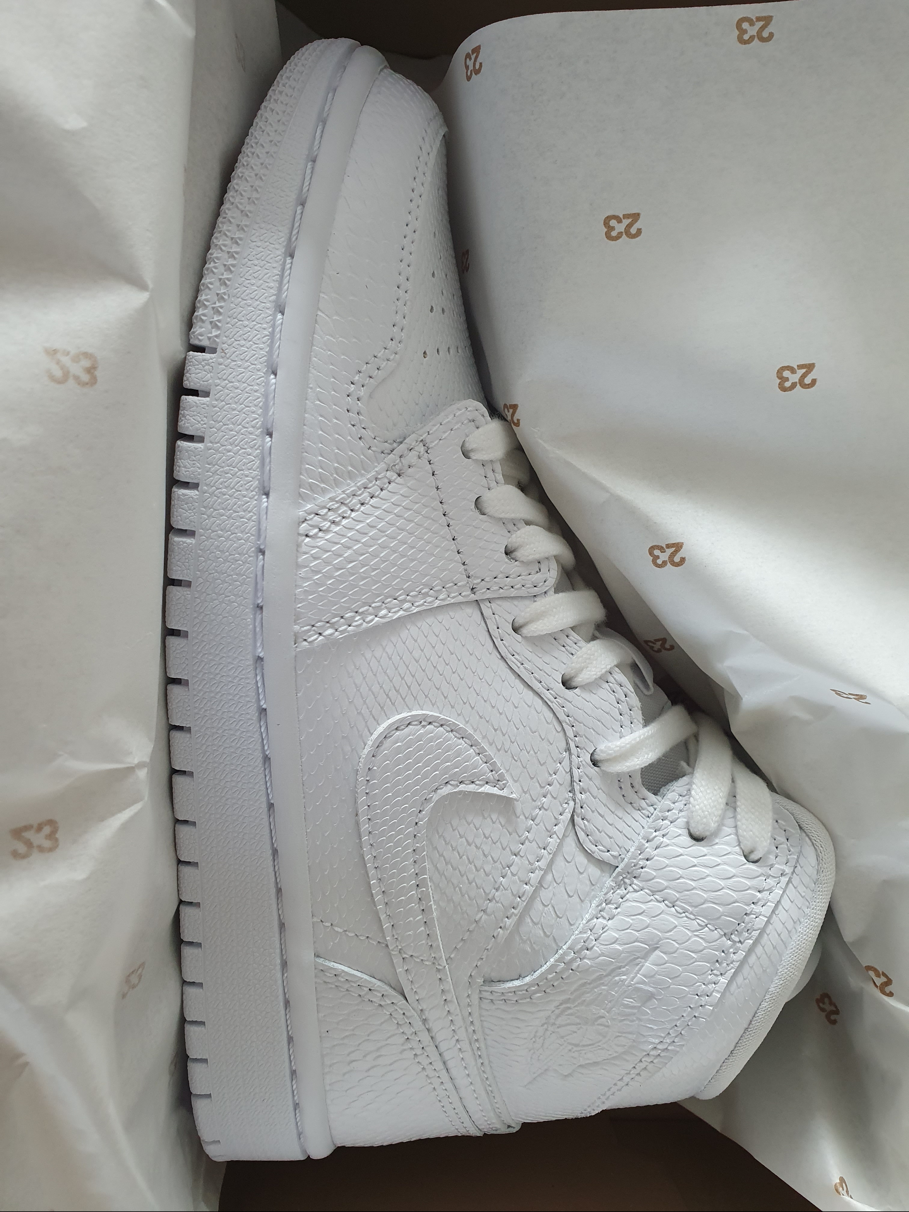(W) Jordan 1 Mid White Snakeskin 착용 스타일 - 1