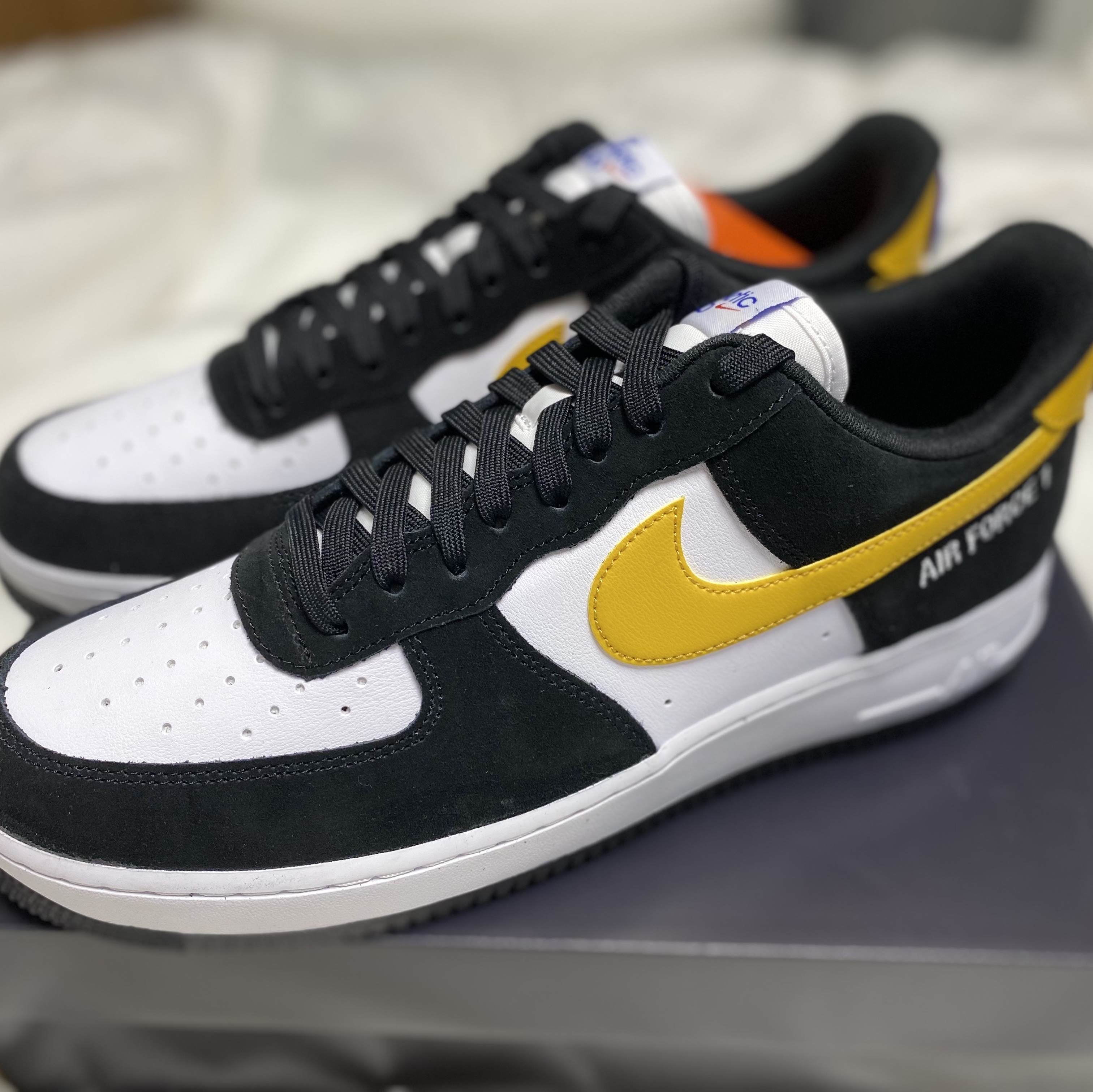 Nike Air Force 1 '07 LV8 Athletic Club Black Dark Sulfur 착용 스타일 - 1